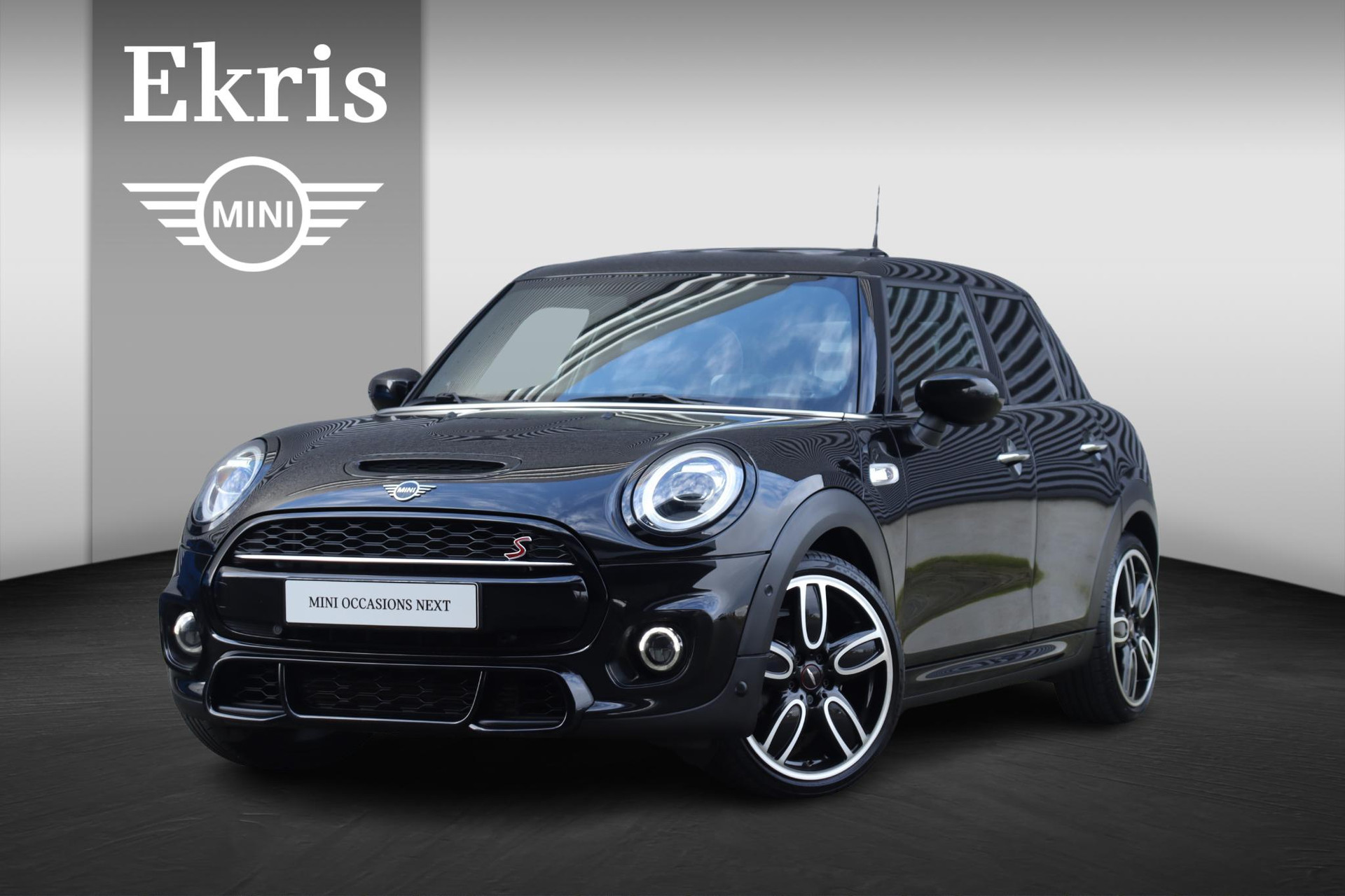 Mini 5-deurs Cooper S | Hammersmith Edition + JCW Pakket + Panodak + Harman Kardon + Head-Up + Sportstoelen + 18'' Cup Spoke