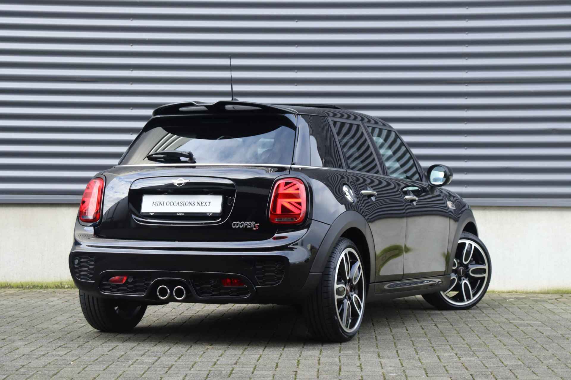 Mini 5-deurs Cooper S | Hammersmith Edition + JCW Pakket + Panodak + Harman Kardon + Head-Up + Sportstoelen + 18'' Cup Spoke - 2/37