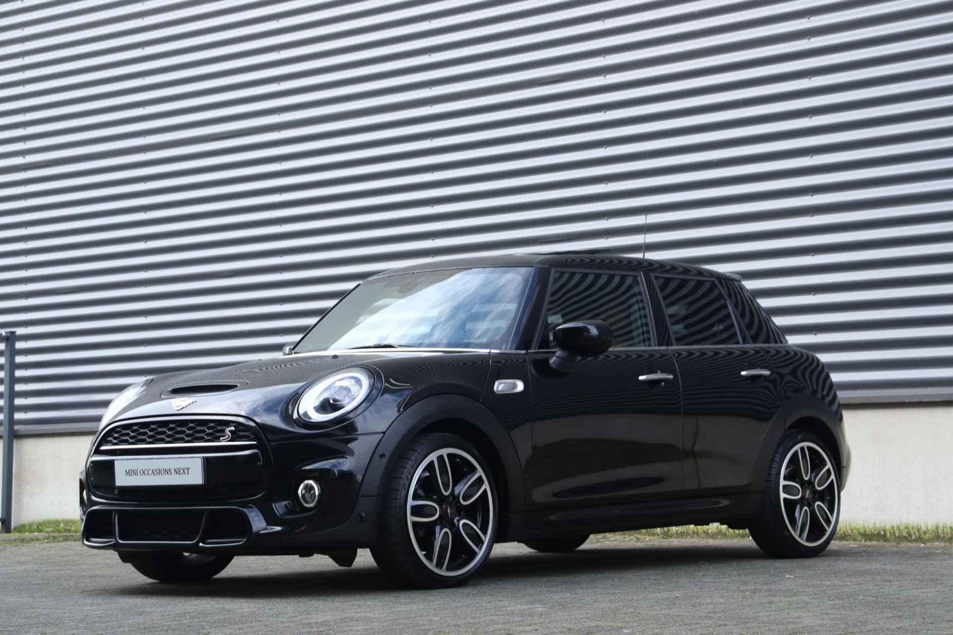 Mini 5-deurs Cooper S | Hammersmith Edition + JCW Pakket + Panodak + Harman Kardon + Head-Up + Sportstoelen + 18'' Cup Spoke - 36/37