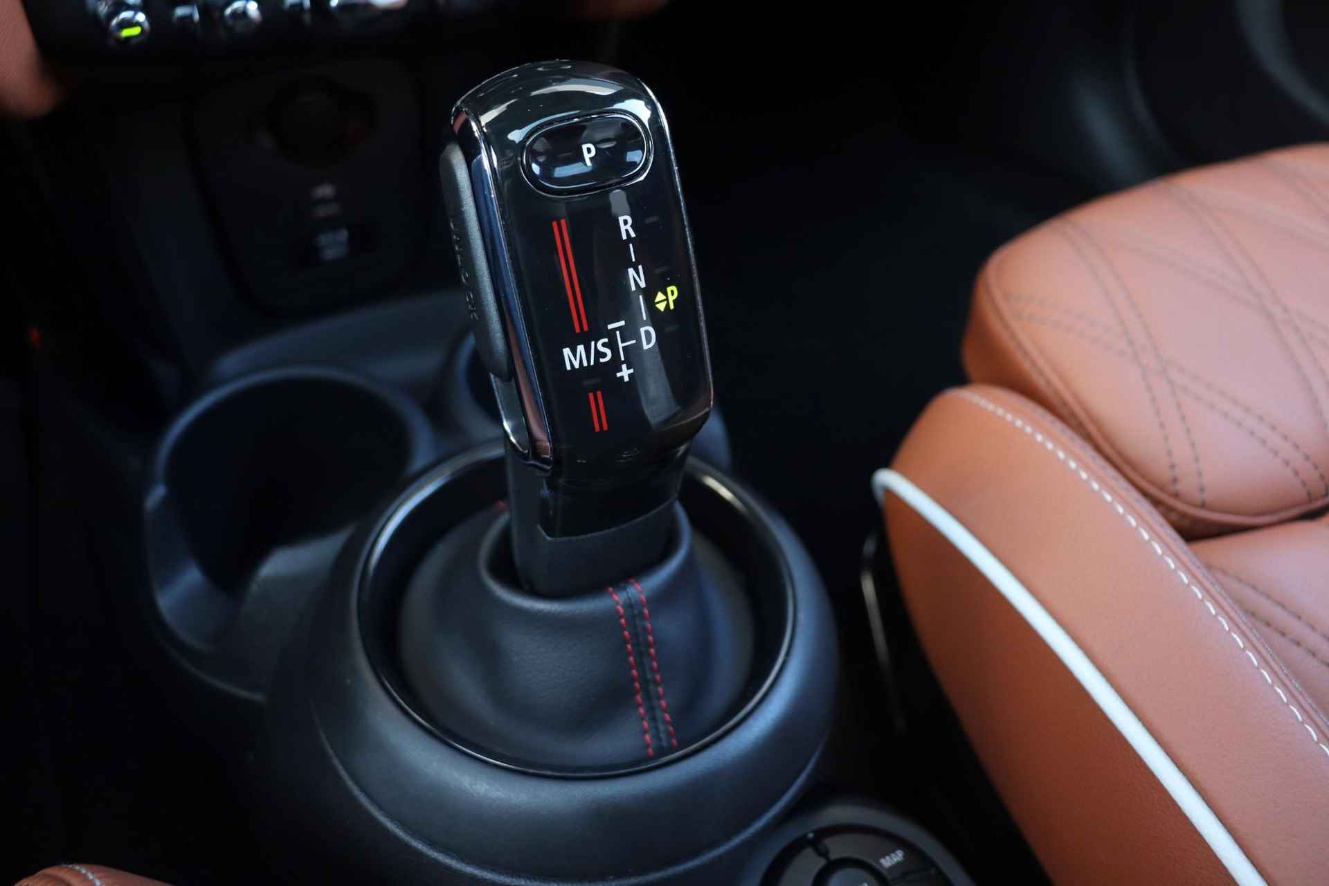 Mini 5-deurs Cooper S | Hammersmith Edition + JCW Pakket + Panodak + Harman Kardon + Head-Up + Sportstoelen + 18'' Cup Spoke - 19/37