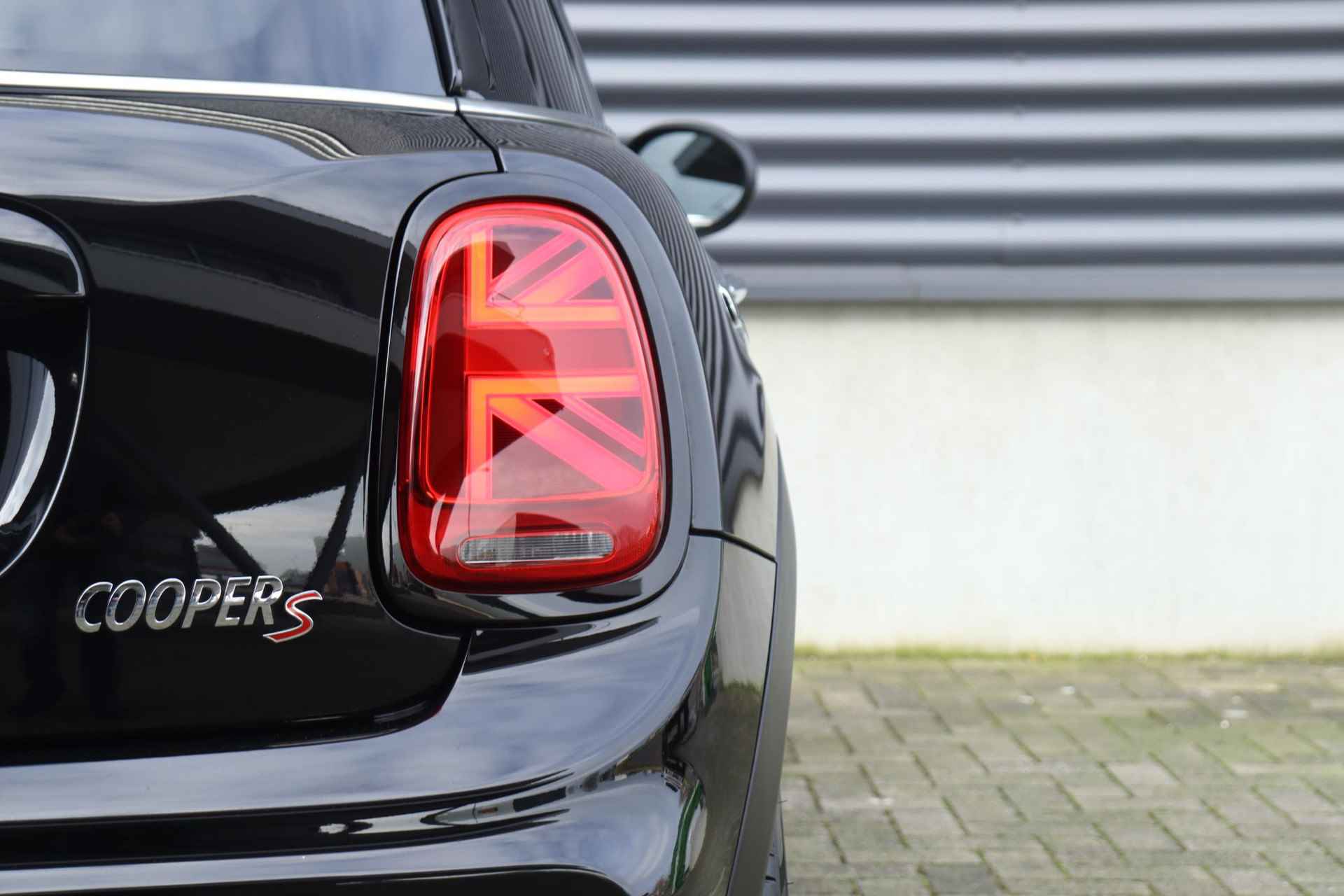 Mini 5-deurs Cooper S | Hammersmith Edition + JCW Pakket + Panodak + Harman Kardon + Head-Up + Sportstoelen + 18'' Cup Spoke - 35/37