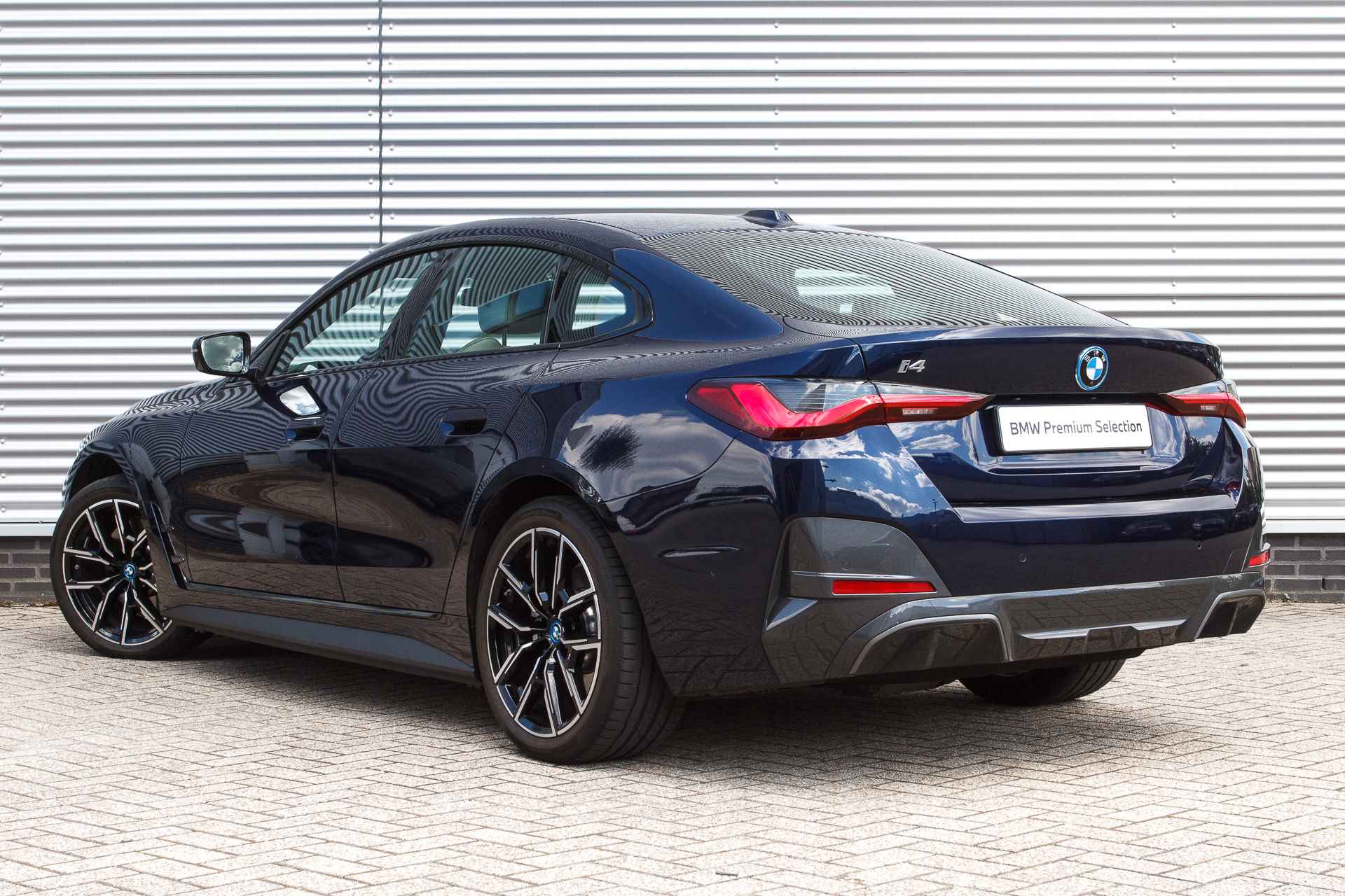 BMW i4 eDrive40 High Executive M Sport 84 kWh / M Adaptief onderstel / Parking Assistant Plus / Active Cruise Control / Comfort Access / Live Cockpit Professional - 3/30