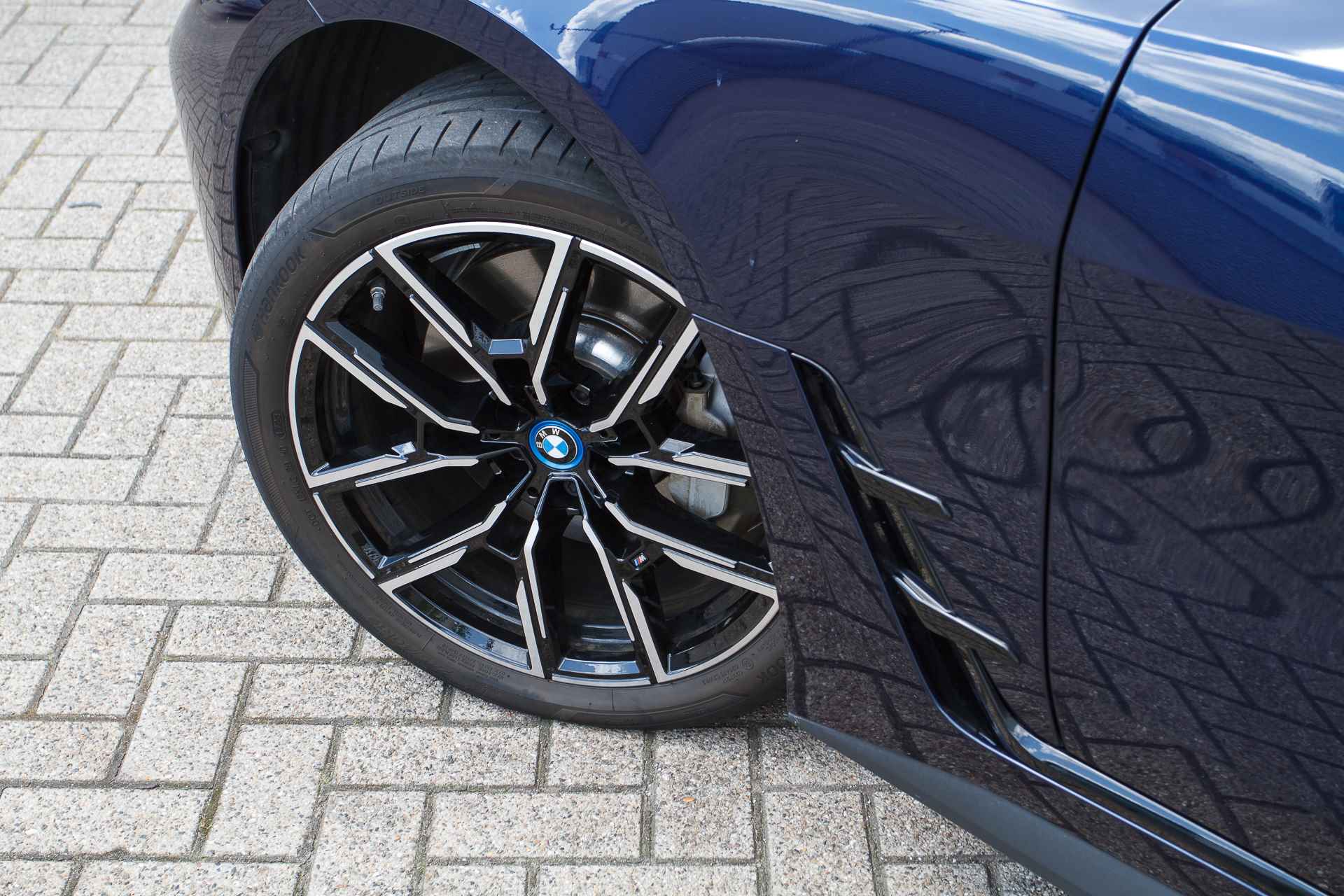 BMW i4 eDrive40 High Executive M Sport 84 kWh / M Adaptief onderstel / Parking Assistant Plus / Active Cruise Control / Comfort Access / Live Cockpit Professional - 27/30