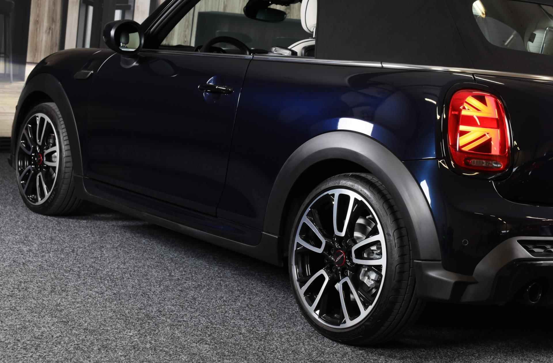 Mini Mini Cabrio 1.5 Cooper JCW Pakket / Aut / Navi / Cc / Leder / Digital Cockpit / Sfeerverlichting / Windscherm / Led / Pdc - 25/50