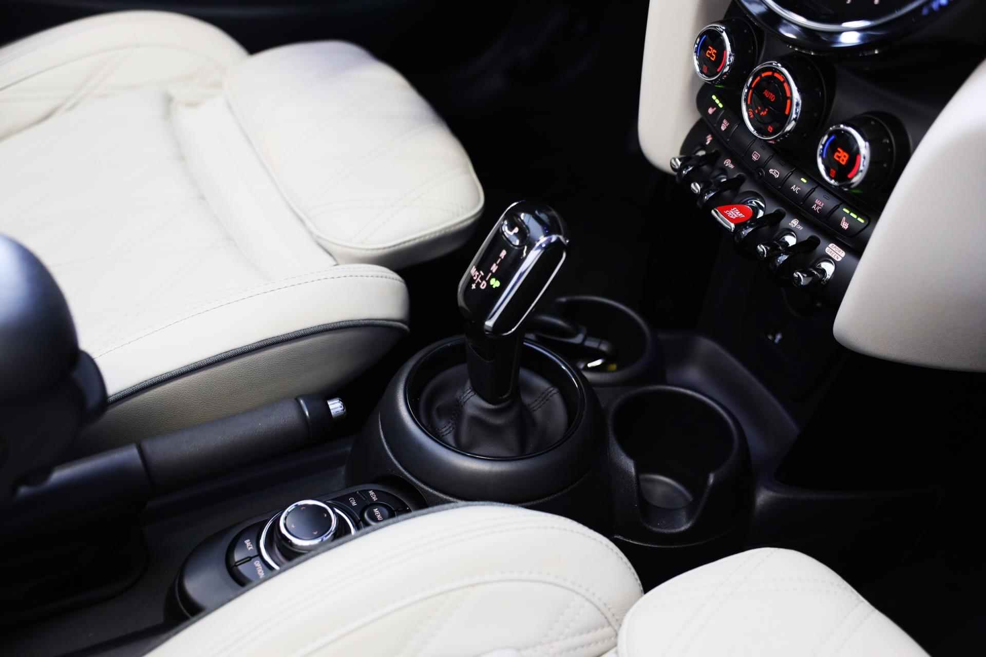 Mini Mini Cabrio 1.5 Cooper JCW Pakket / Aut / Navi / Cc / Leder / Digital Cockpit / Sfeerverlichting / Windscherm / Led / Pdc - 34/50