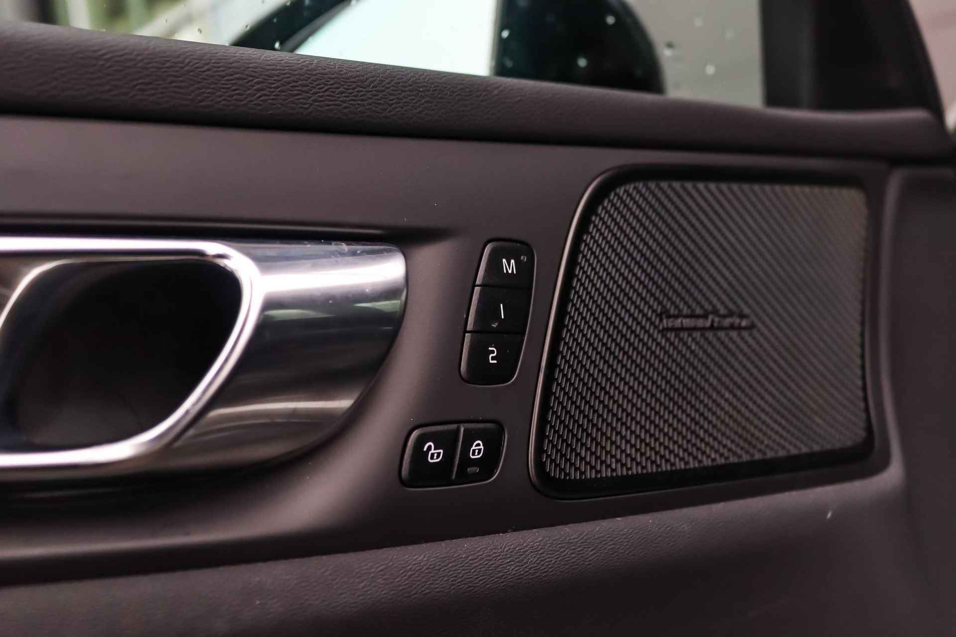 Volvo S60 2.0 B4 Automaat Ultimate Dark | Panoramadak | Head-Up | Harman/Kardon Audio | LED | Keyless | Sfeerverlichting | Stoelverwarming - 28/34