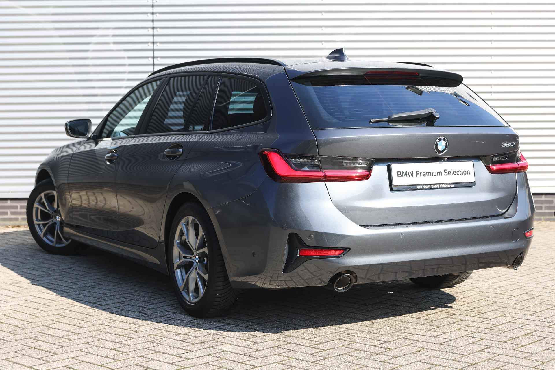 BMW 3 Serie Touring 320i High Executive Automaat / Panoramadak / Trekhaak / Sportstoelen / Stoelverwarming / LED / Parking Assistant / Live Cockpit Professional / Comfort Access - 3/36