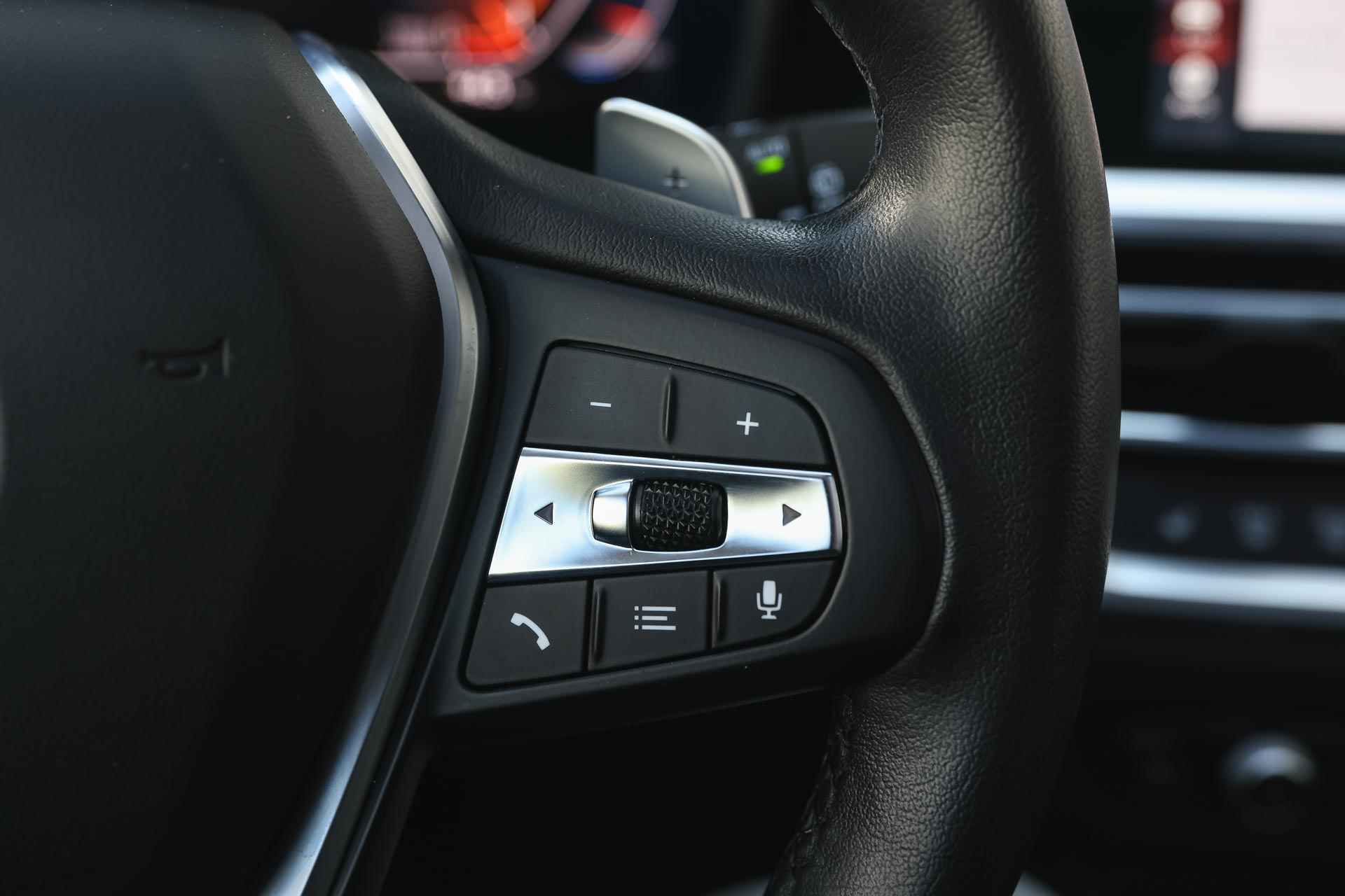 BMW 3 Serie Touring 320i High Executive Automaat / Panoramadak / Trekhaak / Sportstoelen / Stoelverwarming / LED / Parking Assistant / Live Cockpit Professional / Comfort Access - 18/36
