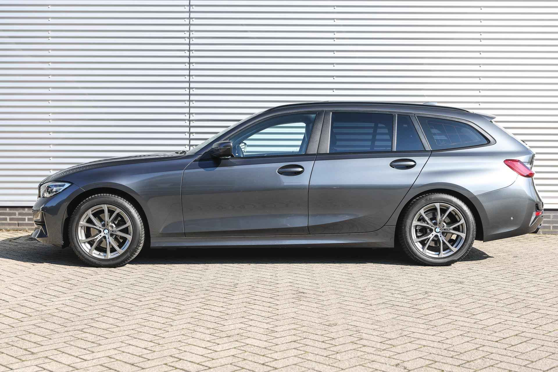 BMW 3 Serie Touring 320i High Executive Automaat / Panoramadak / Trekhaak / Sportstoelen / Stoelverwarming / LED / Parking Assistant / Live Cockpit Professional / Comfort Access - 4/36