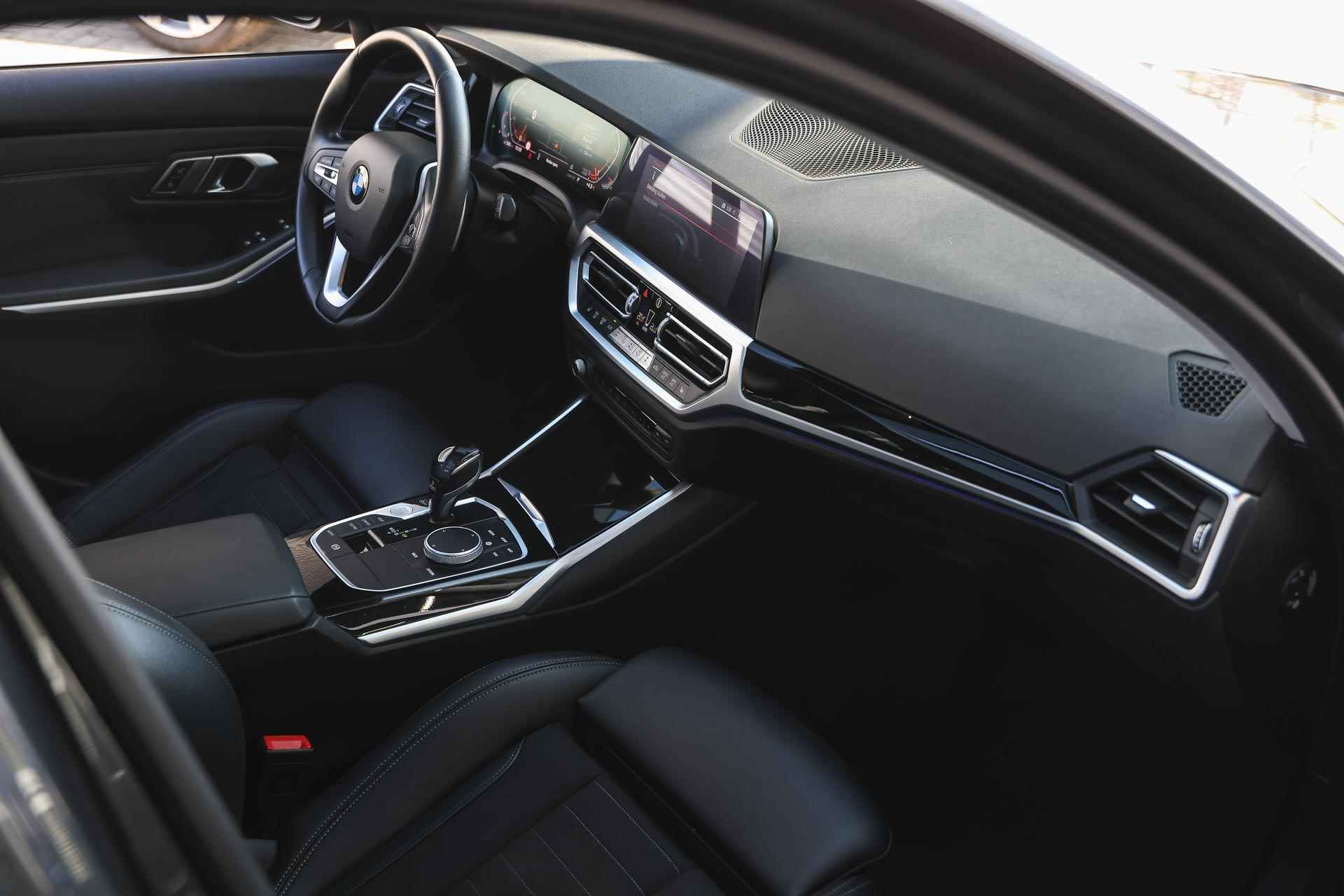 BMW 3 Serie Touring 320i High Executive Automaat / Panoramadak / Trekhaak / Sportstoelen / Stoelverwarming / LED / Parking Assistant / Live Cockpit Professional / Comfort Access - 5/36