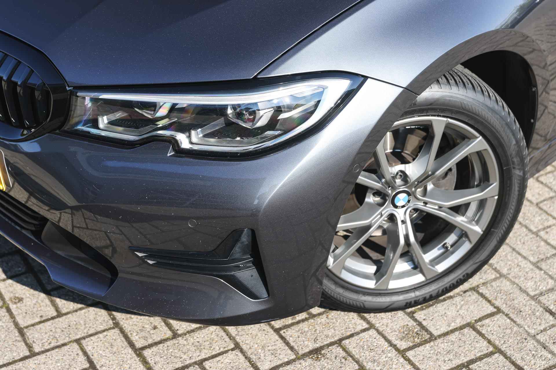 BMW 3 Serie Touring 320i High Executive Automaat / Panoramadak / Trekhaak / Sportstoelen / Stoelverwarming / LED / Parking Assistant / Live Cockpit Professional / Comfort Access - 6/36
