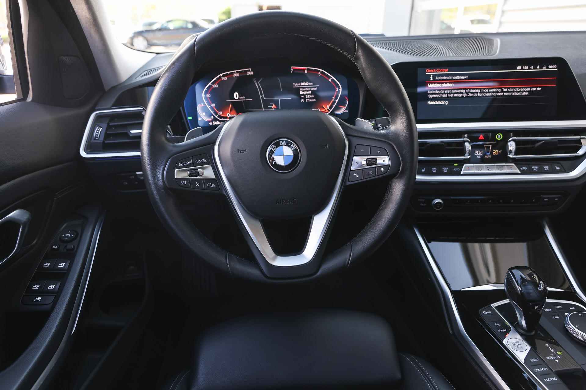BMW 3 Serie Touring 320i High Executive Automaat / Panoramadak / Trekhaak / Sportstoelen / Stoelverwarming / LED / Parking Assistant / Live Cockpit Professional / Comfort Access - 15/36