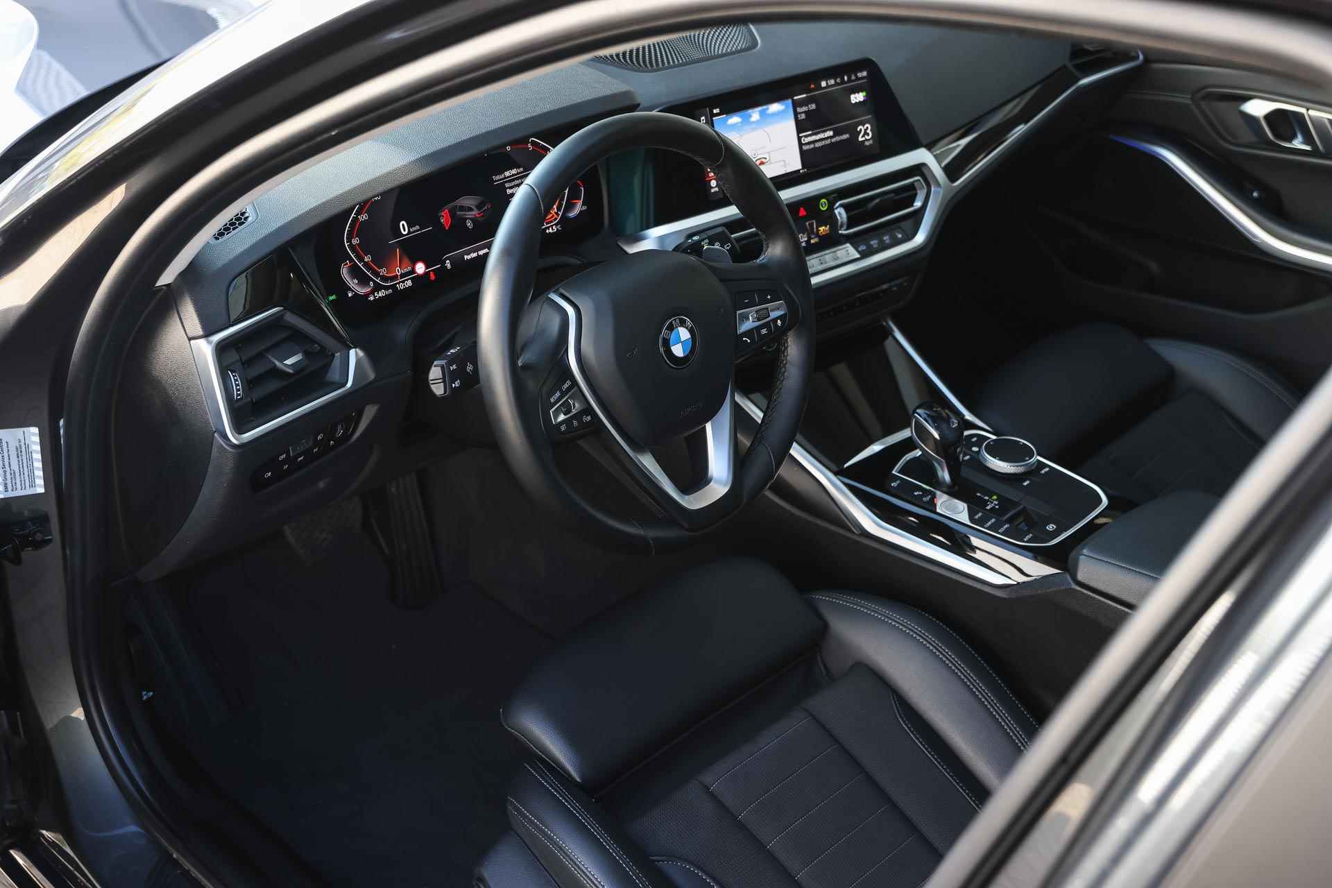 BMW 3 Serie Touring 320i High Executive Automaat / Panoramadak / Trekhaak / Sportstoelen / Stoelverwarming / LED / Parking Assistant / Live Cockpit Professional / Comfort Access - 21/36