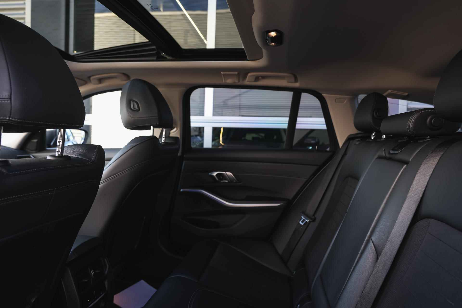 BMW 3 Serie Touring 320i High Executive Automaat / Panoramadak / Trekhaak / Sportstoelen / Stoelverwarming / LED / Parking Assistant / Live Cockpit Professional / Comfort Access - 22/36