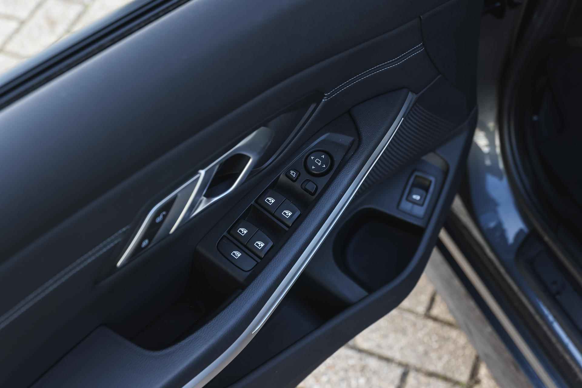 BMW 3 Serie Touring 320i High Executive Automaat / Panoramadak / Trekhaak / Sportstoelen / Stoelverwarming / LED / Parking Assistant / Live Cockpit Professional / Comfort Access - 24/36