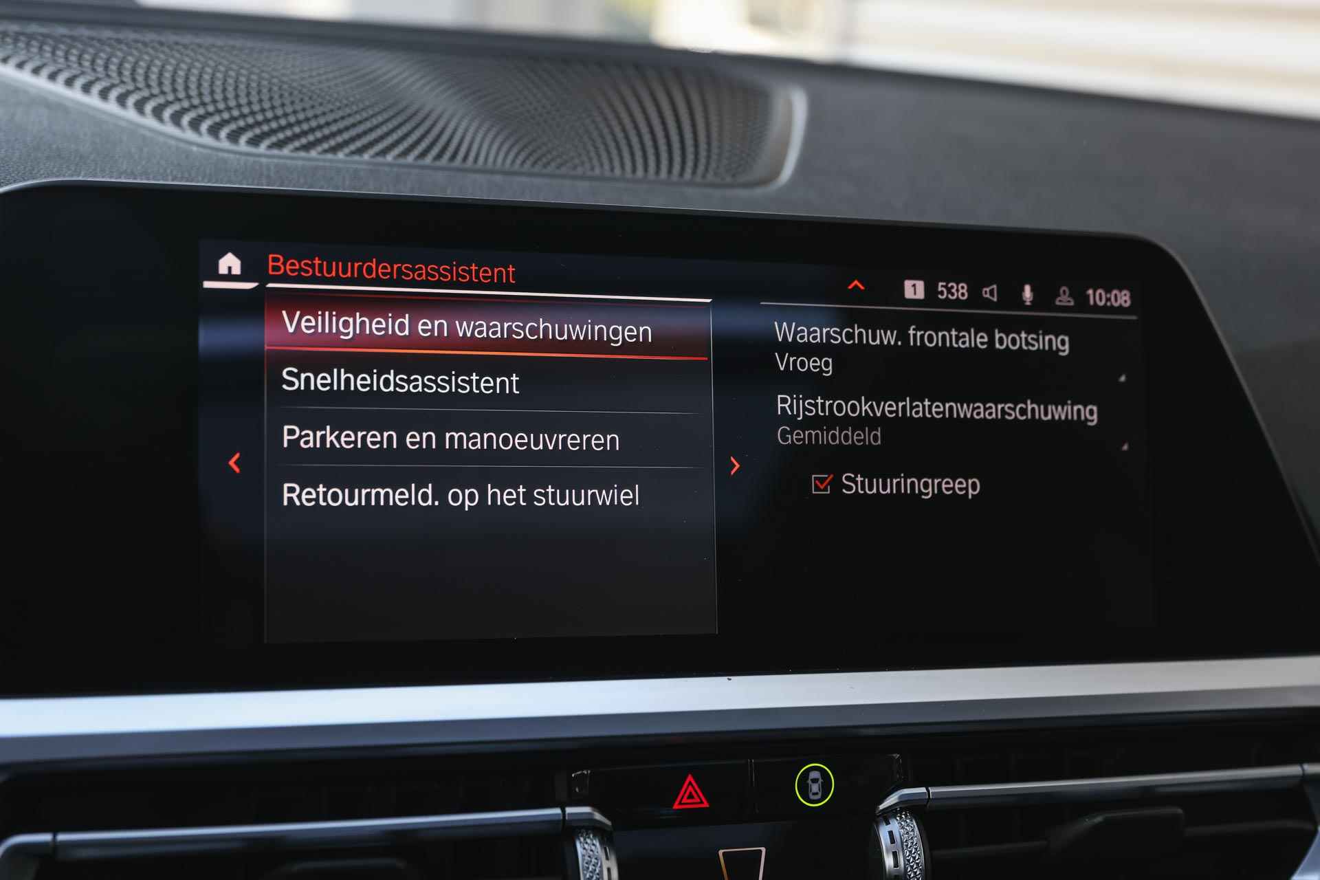 BMW 3 Serie Touring 320i High Executive Automaat / Panoramadak / Trekhaak / Sportstoelen / Stoelverwarming / LED / Parking Assistant / Live Cockpit Professional / Comfort Access - 25/36
