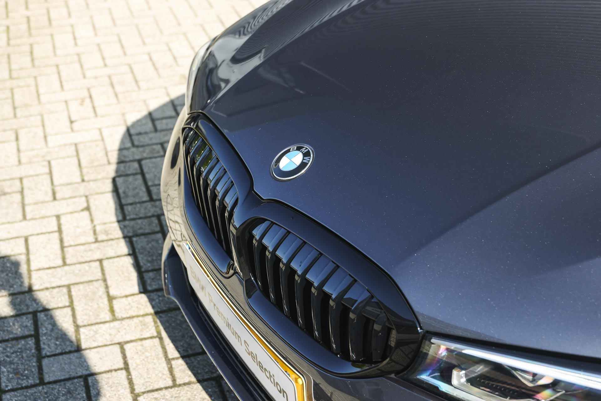 BMW 3 Serie Touring 320i High Executive Automaat / Panoramadak / Trekhaak / Sportstoelen / Stoelverwarming / LED / Parking Assistant / Live Cockpit Professional / Comfort Access - 31/36