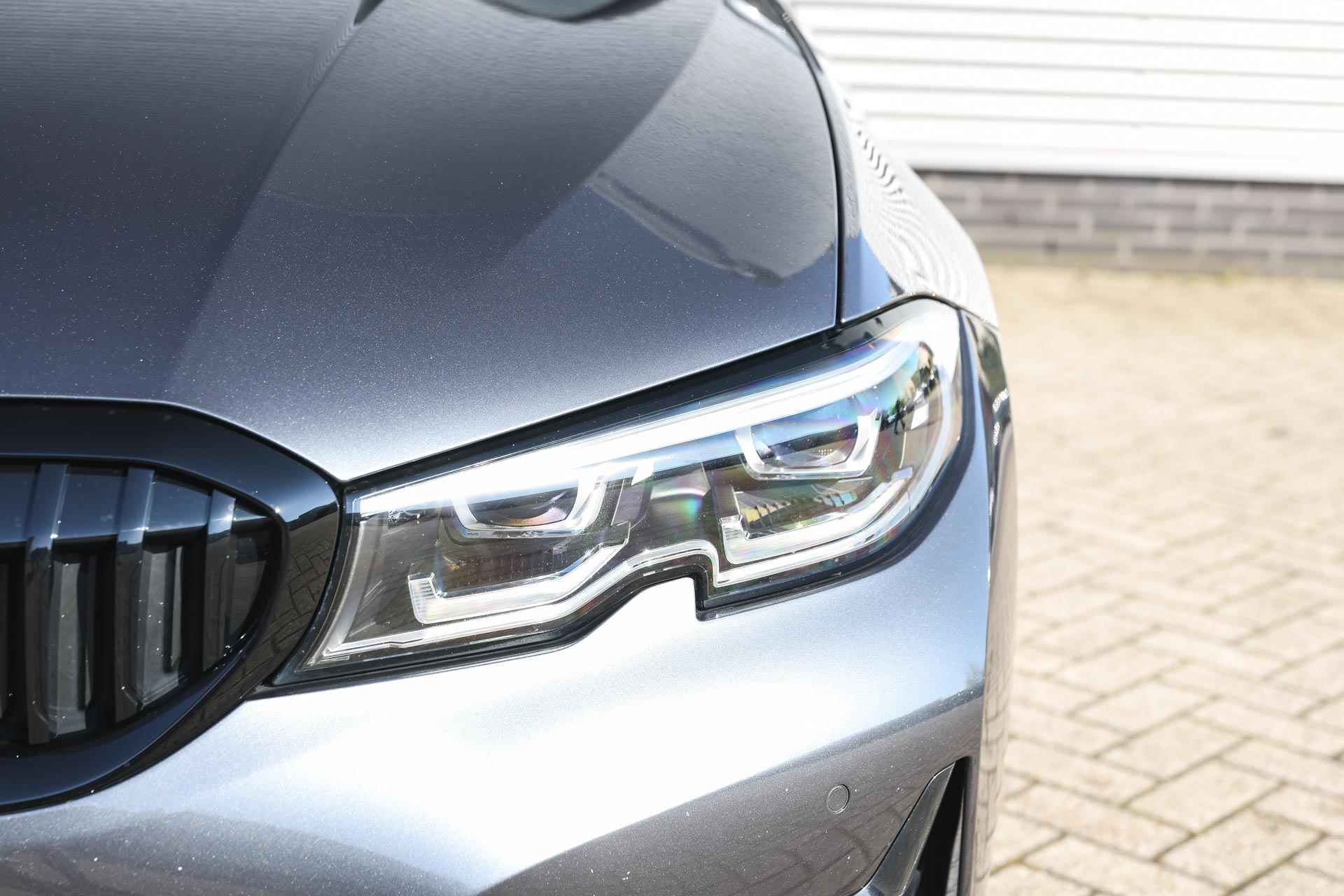 BMW 3 Serie Touring 320i High Executive Automaat / Panoramadak / Trekhaak / Sportstoelen / Stoelverwarming / LED / Parking Assistant / Live Cockpit Professional / Comfort Access - 32/36