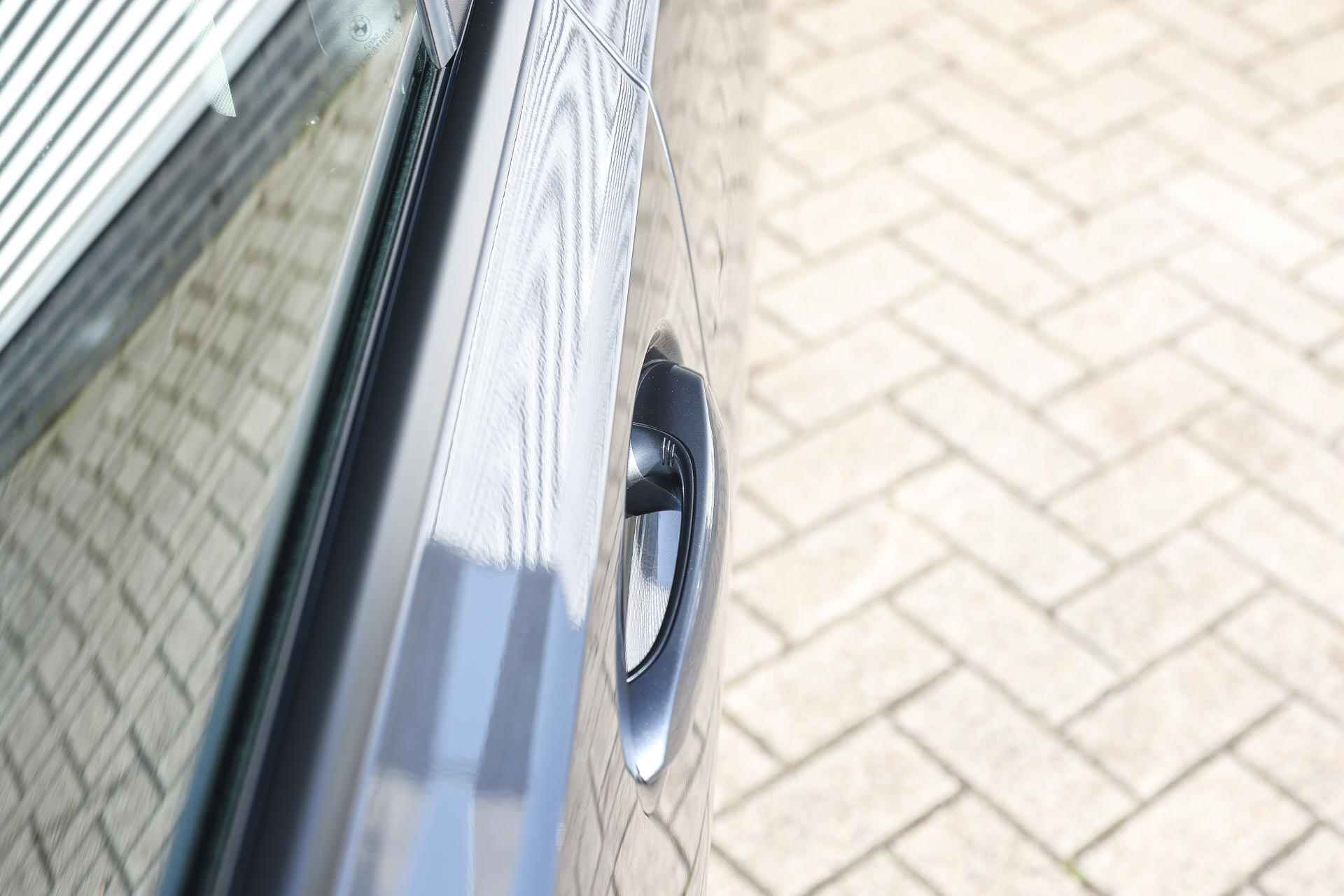 BMW 3 Serie Touring 320i High Executive Automaat / Panoramadak / Trekhaak / Sportstoelen / Stoelverwarming / LED / Parking Assistant / Live Cockpit Professional / Comfort Access - 33/36
