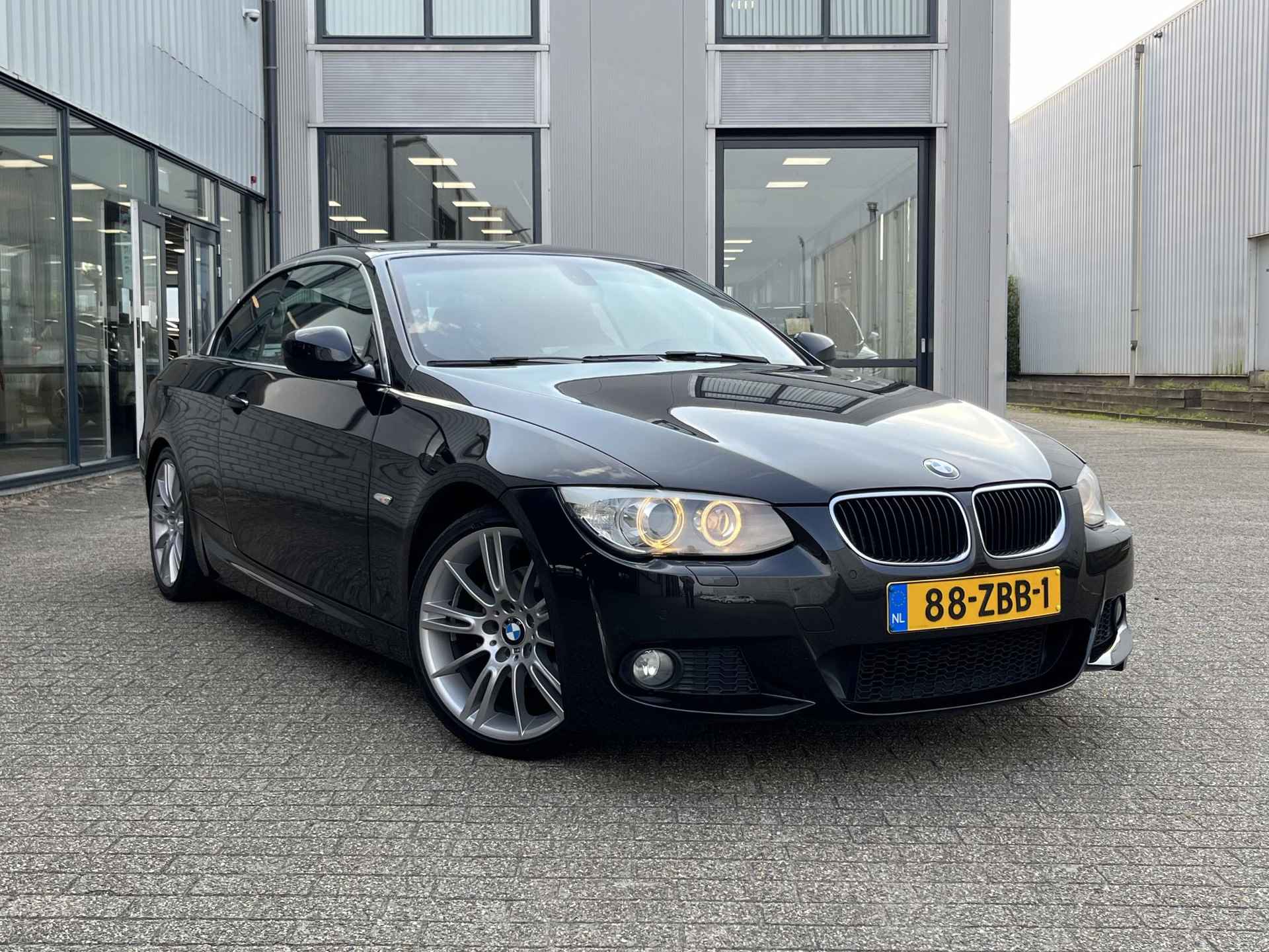 BMW 3-serie Cabrio 320i High Executive | NL Auto/2e Eig./Leder/El.Sportstoelen/Navi/Clima/Cruise/18"/Windscherm - 51/116