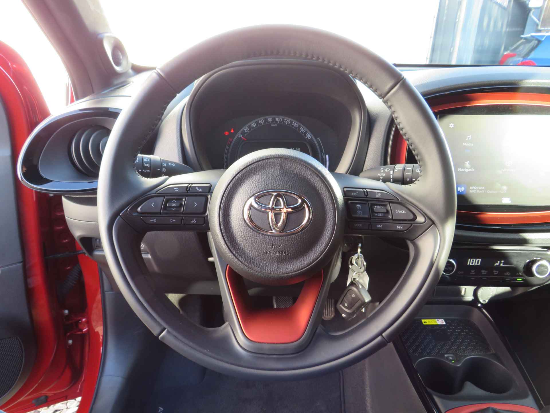 Toyota Aygo X 1.0 VVT-i MT Envy, ORG NL, Camera, Draadloze lader, Navi, JBL geluidsinstallatie, Apple carplay/Android auto - 17/34