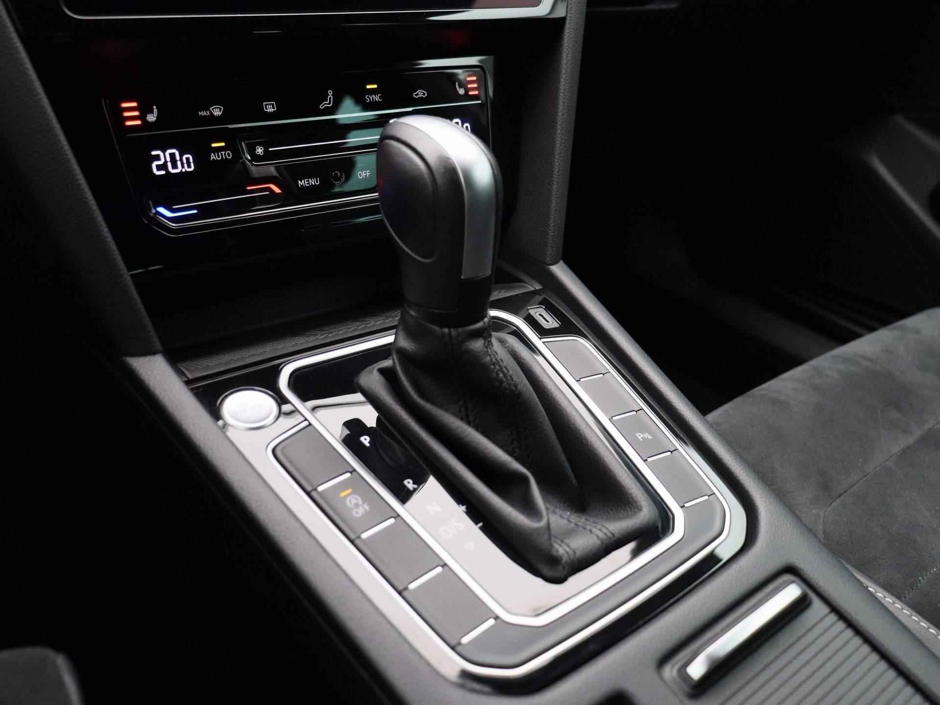 Volkswagen Passat Variant 2.0 TDI R-Line Business + 150 PK DSG | Automaat | Navigatie | Apple Carplay | Android Auto | Parkeersensoren | DAB | Adaptive Cruise Control | Digital Cockpit Pro | Stoelverwarming | Achterklep Elektrisch | Camera | - 23/43