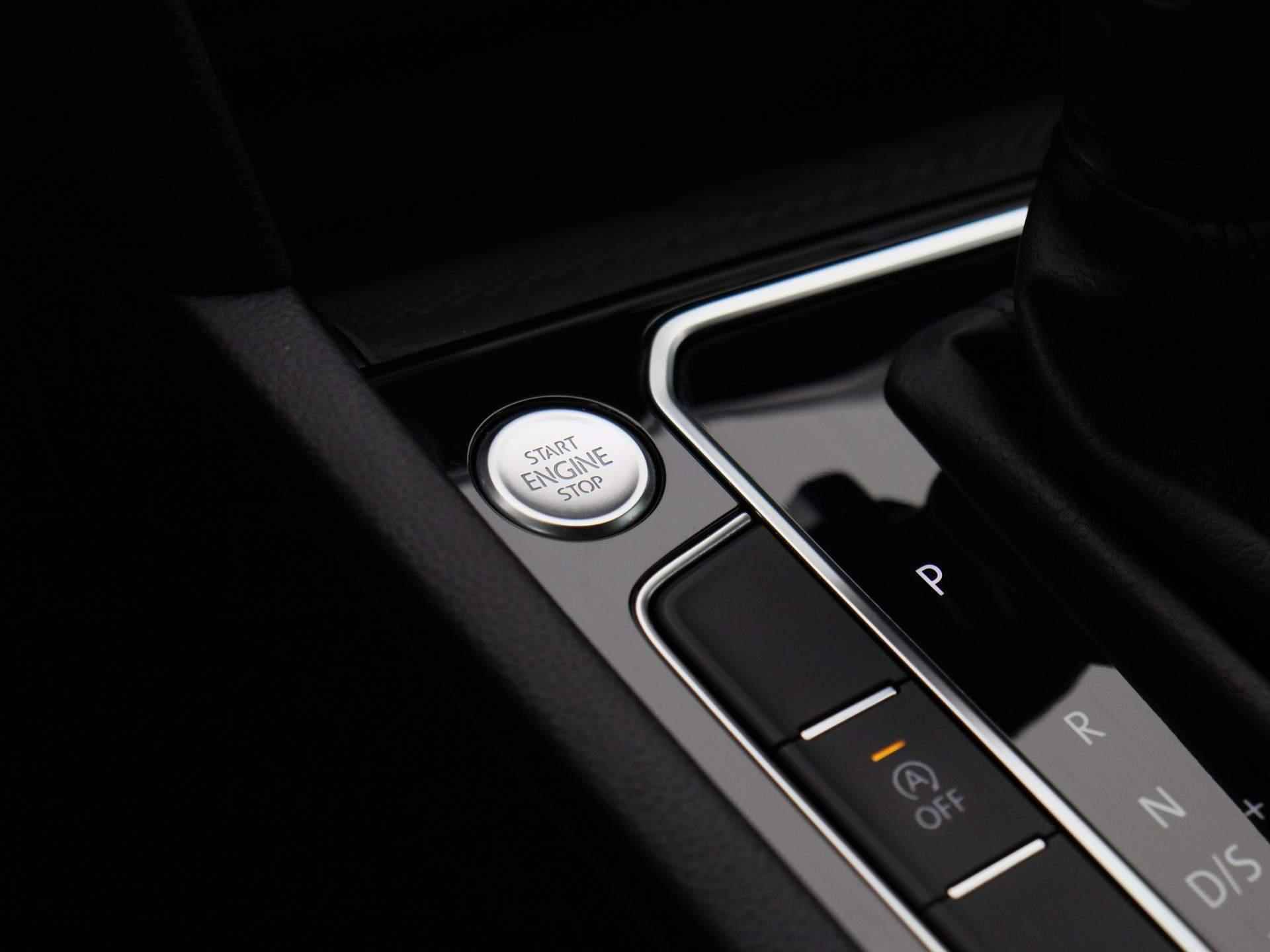 Volkswagen Passat Variant 2.0 TDI R-Line Business + 150 PK DSG | Automaat | Navigatie | Apple Carplay | Android Auto | Parkeersensoren | DAB | Adaptive Cruise Control | Digital Cockpit Pro | Stoelverwarming | Achterklep Elektrisch | Camera | - 24/43