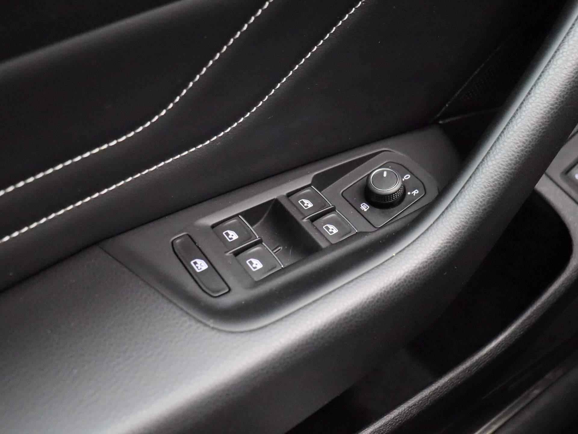 Volkswagen Passat Variant 2.0 TDI R-Line Business + 150 PK DSG | Automaat | Navigatie | Apple Carplay | Android Auto | Parkeersensoren | DAB | Adaptive Cruise Control | Digital Cockpit Pro | Stoelverwarming | Achterklep Elektrisch | Camera | - 28/43