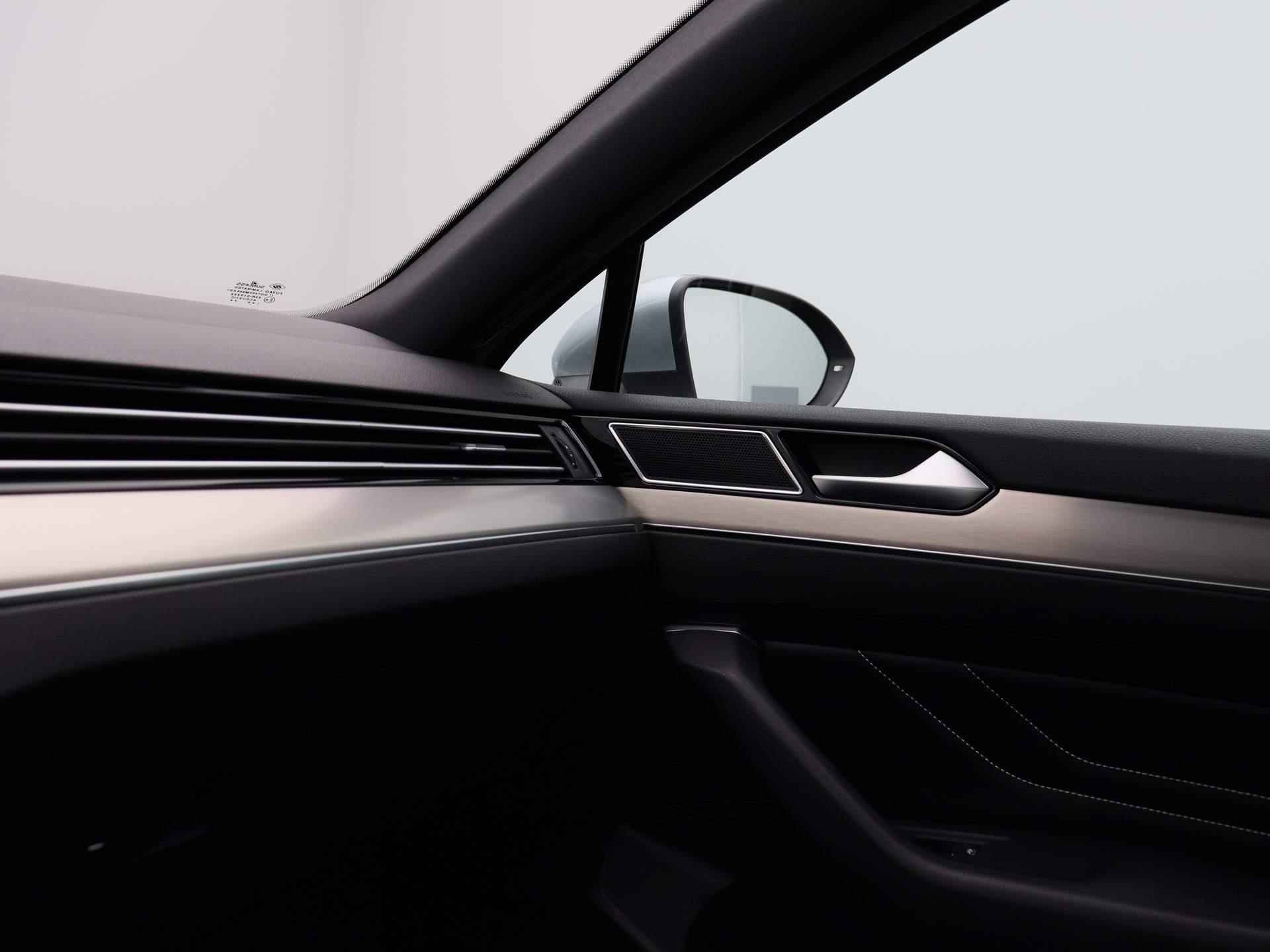 Volkswagen Passat Variant 2.0 TDI R-Line Business + 150 PK DSG | Automaat | Navigatie | Apple Carplay | Android Auto | Parkeersensoren | DAB | Adaptive Cruise Control | Digital Cockpit Pro | Stoelverwarming | Achterklep Elektrisch | Camera | - 29/43