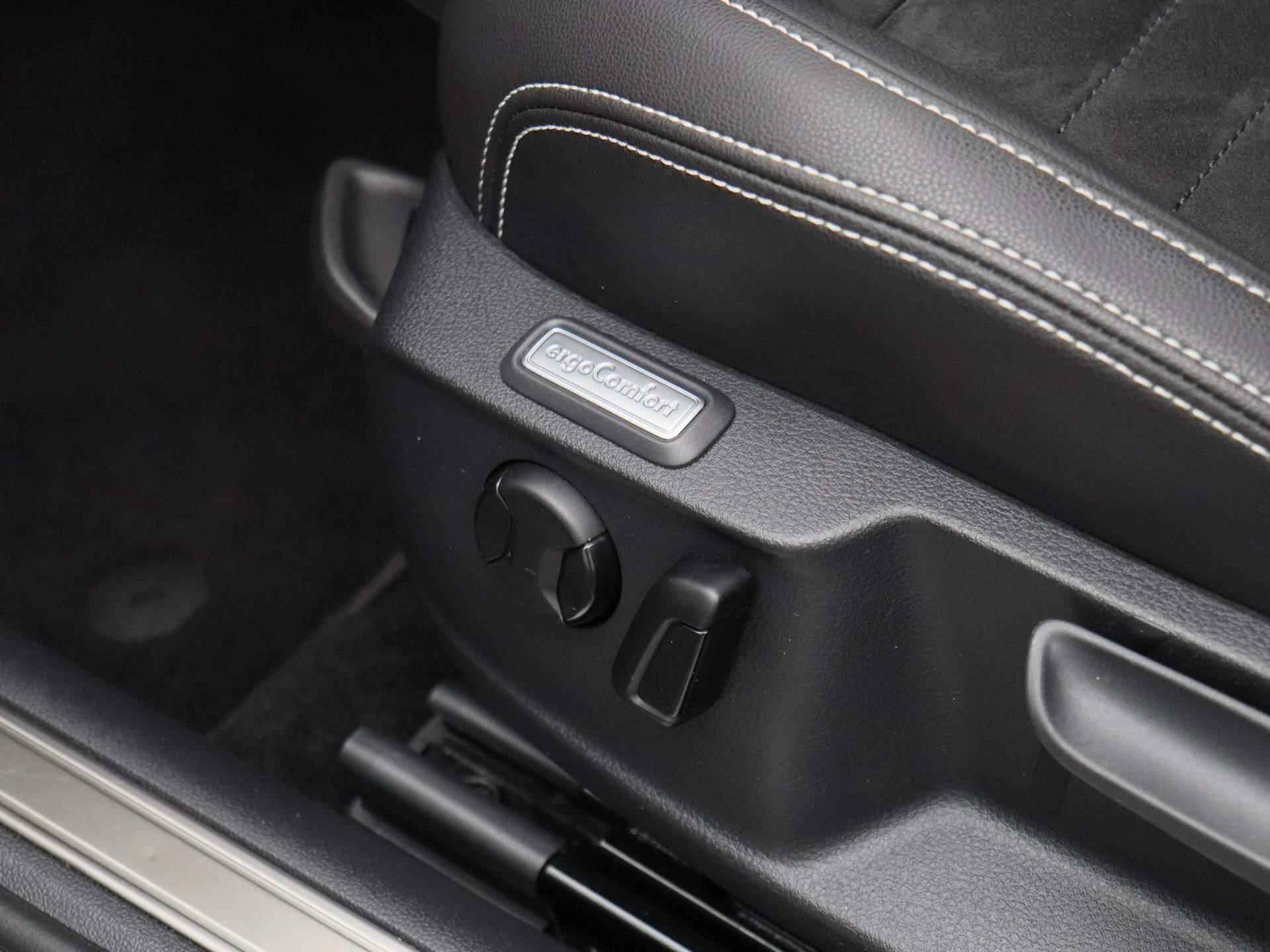 Volkswagen Passat Variant 2.0 TDI R-Line Business + 150 PK DSG | Automaat | Navigatie | Apple Carplay | Android Auto | Parkeersensoren | DAB | Adaptive Cruise Control | Digital Cockpit Pro | Stoelverwarming | Achterklep Elektrisch | Camera | - 33/43