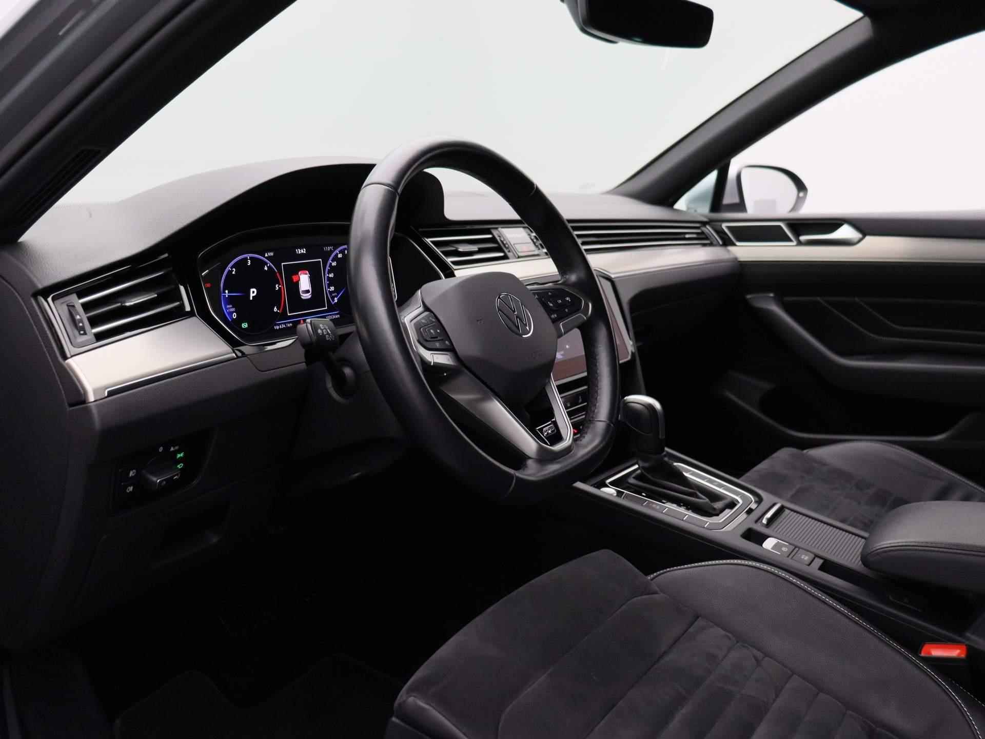 Volkswagen Passat Variant 2.0 TDI R-Line Business + 150 PK DSG | Automaat | Navigatie | Apple Carplay | Android Auto | Parkeersensoren | DAB | Adaptive Cruise Control | Digital Cockpit Pro | Stoelverwarming | Achterklep Elektrisch | Camera | - 35/43