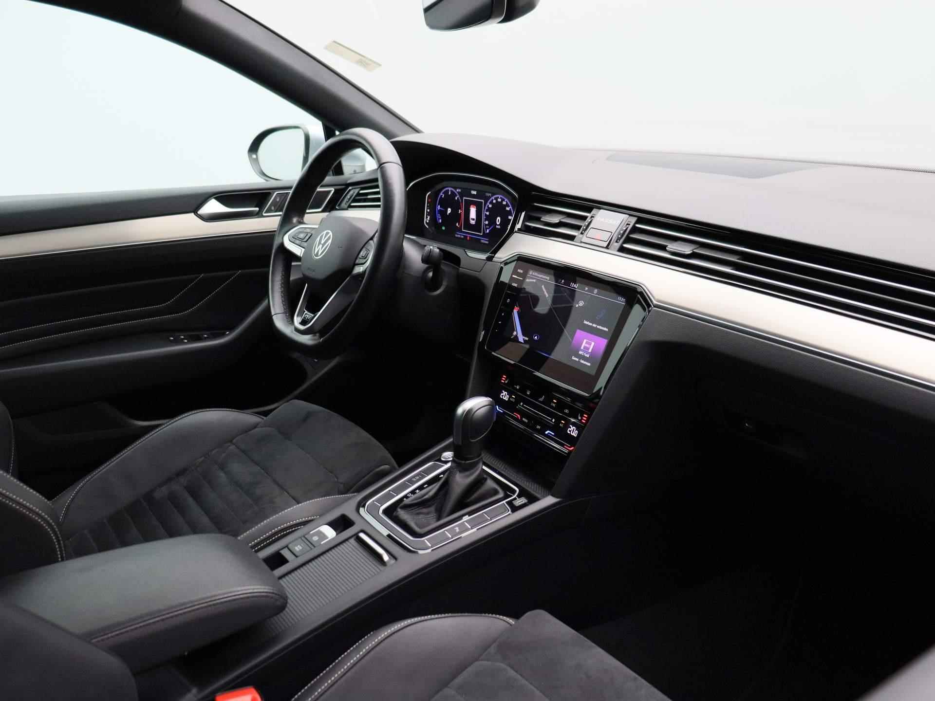 Volkswagen Passat Variant 2.0 TDI R-Line Business + 150 PK DSG | Automaat | Navigatie | Apple Carplay | Android Auto | Parkeersensoren | DAB | Adaptive Cruise Control | Digital Cockpit Pro | Stoelverwarming | Achterklep Elektrisch | Camera | - 37/43