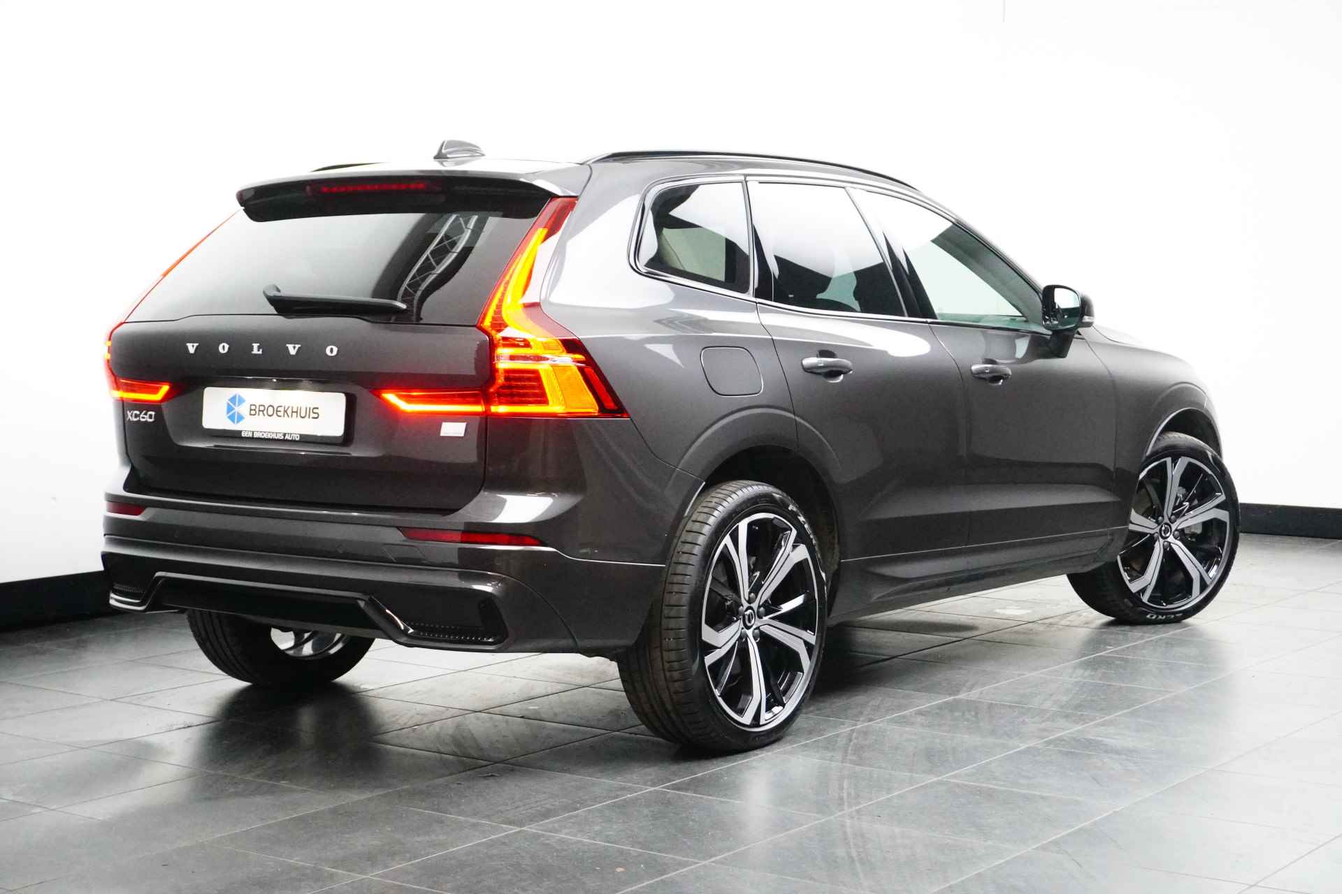 Volvo XC60 Recharge T6 AWD Plus Dark | Long Range | Leder | Trekhaak | Stoel en stuur verwarming | Panoramadak | Camera | Memoryseats | - 3/22