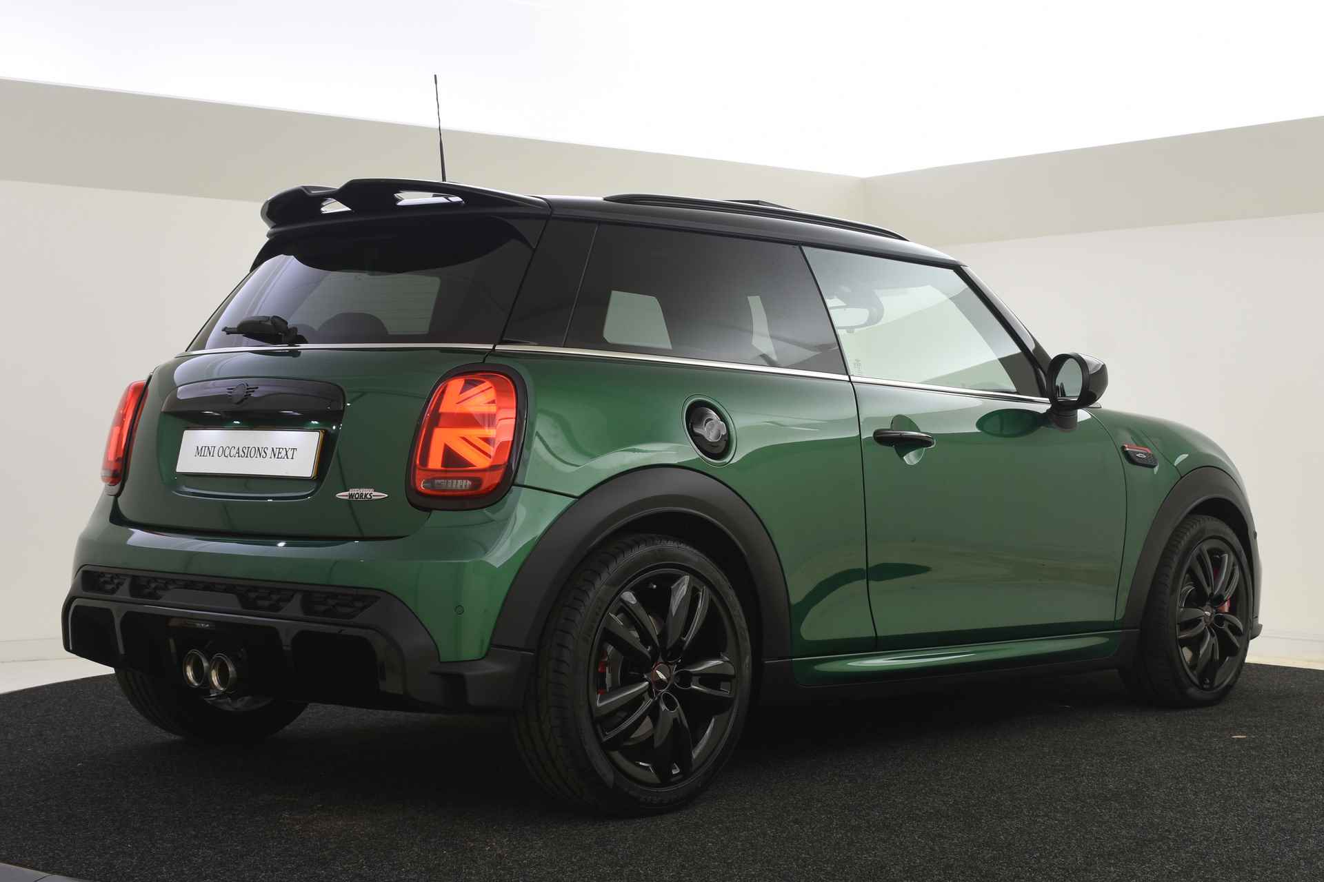 MINI Hatchback John Cooper Works Automaat / Panoramadak / JCW Pro uitlaat / Adaptief onderstel / Achteruitrijcamera / Stoelverwarming / Active Cruise Control / LED / Head-Up / Park Assistant - 3/39