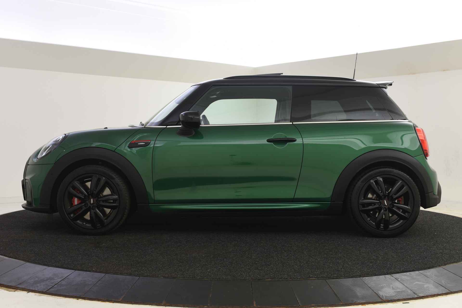 MINI Hatchback John Cooper Works Automaat / Panoramadak / JCW Pro uitlaat / Adaptief onderstel / Achteruitrijcamera / Stoelverwarming / Active Cruise Control / LED / Head-Up / Park Assistant - 4/39