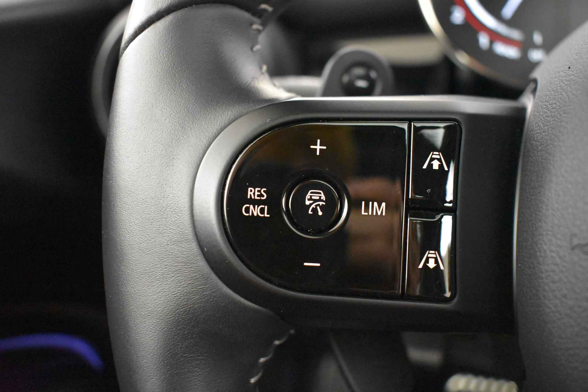 MINI Hatchback John Cooper Works Automaat / Panoramadak / JCW Pro uitlaat / Adaptief onderstel / Achteruitrijcamera / Stoelverwarming / Active Cruise Control / LED / Head-Up / Park Assistant - 8/39