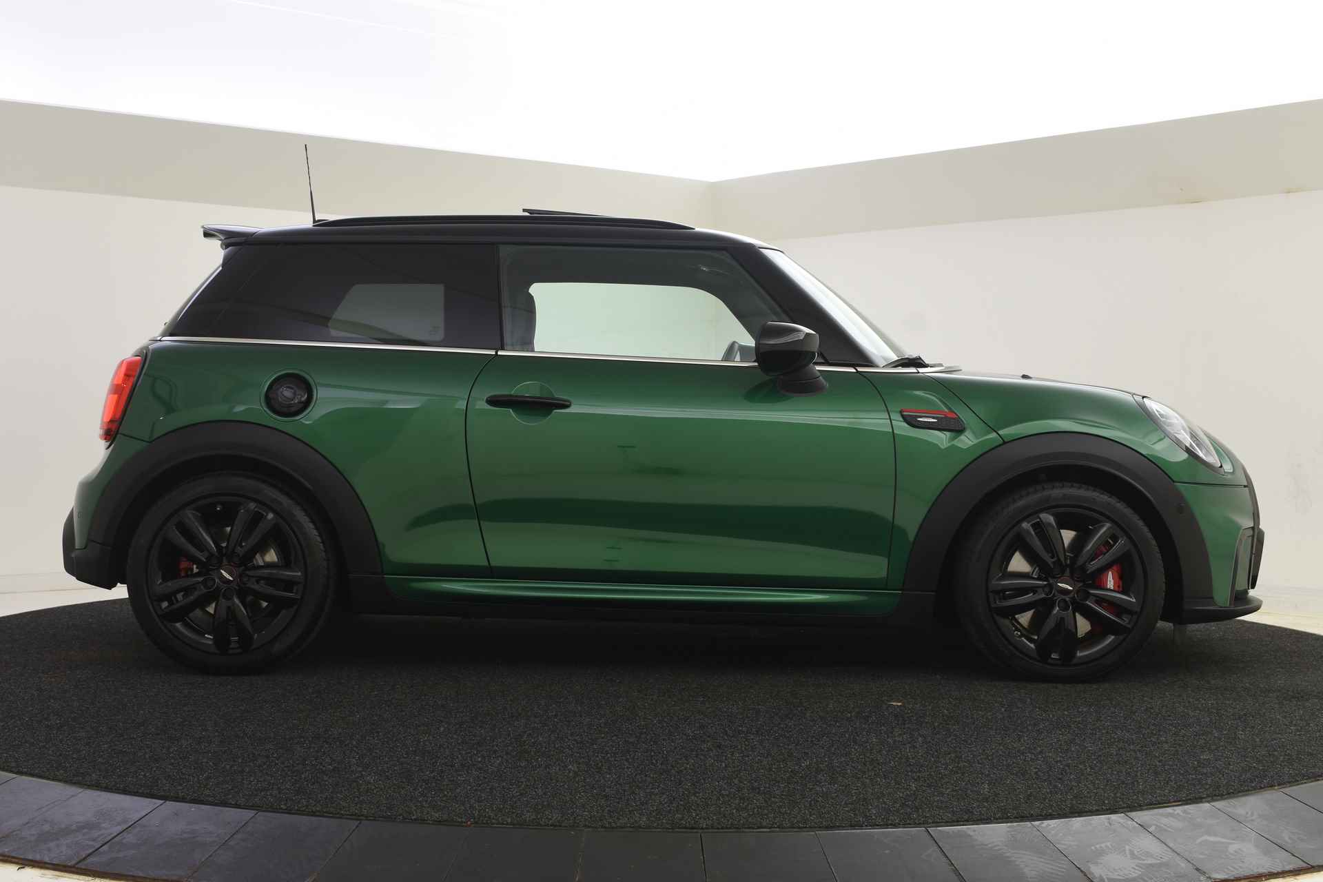 MINI Hatchback John Cooper Works Automaat / Panoramadak / JCW Pro uitlaat / Adaptief onderstel / Achteruitrijcamera / Stoelverwarming / Active Cruise Control / LED / Head-Up / Park Assistant - 12/39