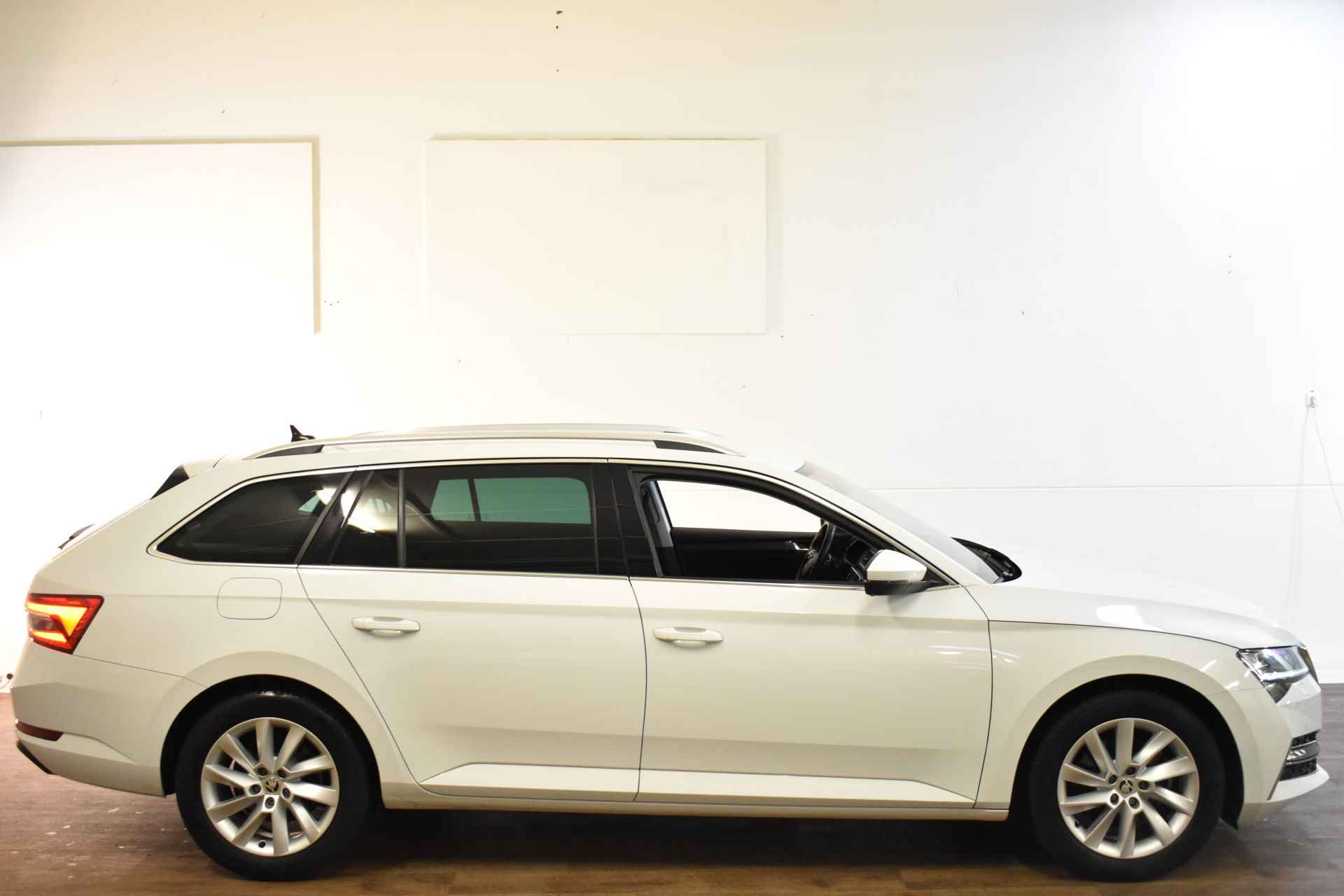 Škoda Superb Combi iV 218PK DSG HYBRID BUSINESS PLUS CARPLAY/PDC/NAVI - 4/44