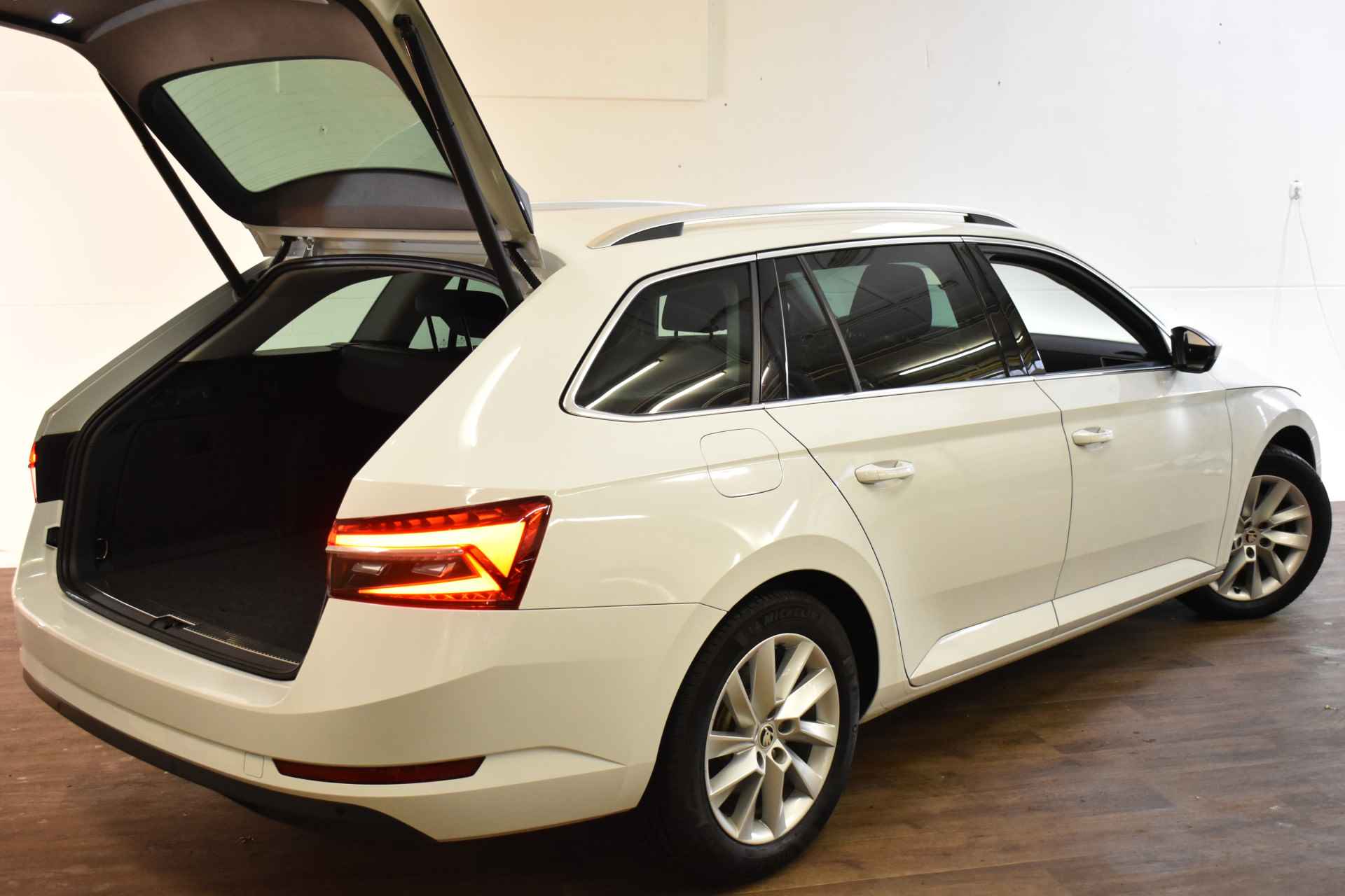 Škoda Superb Combi iV 218PK DSG HYBRID BUSINESS PLUS CARPLAY/PDC/NAVI - 12/44