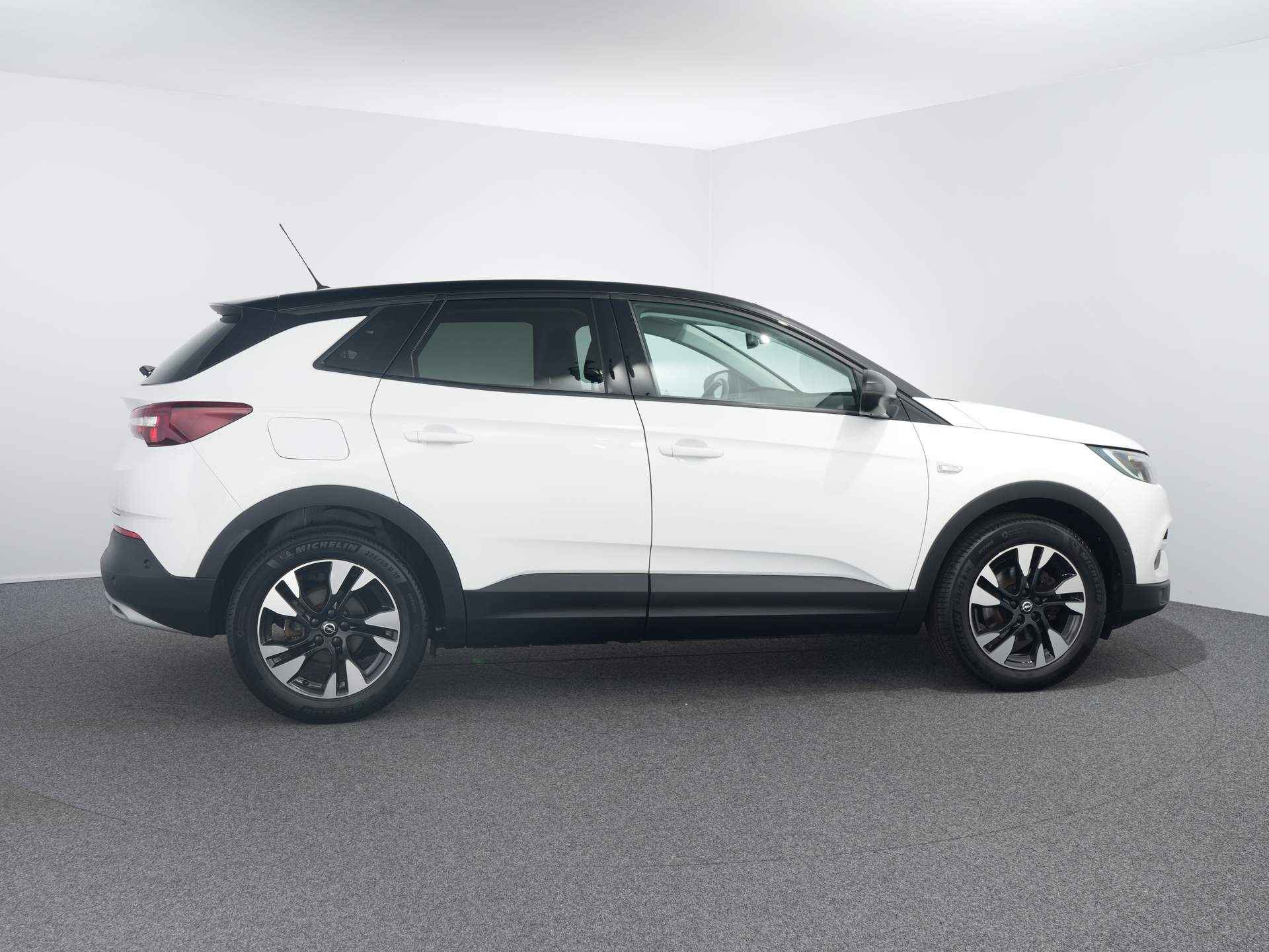 Opel Grandland X 1.2 Turbo Business Edition | Automaat | Stoel en stuurverwarming | Cruise Controle | Clima | Apple C | Stoel en stuurverwarming | Cruise Controle | Clima | Apple Carplay / Android Auto - 14/26