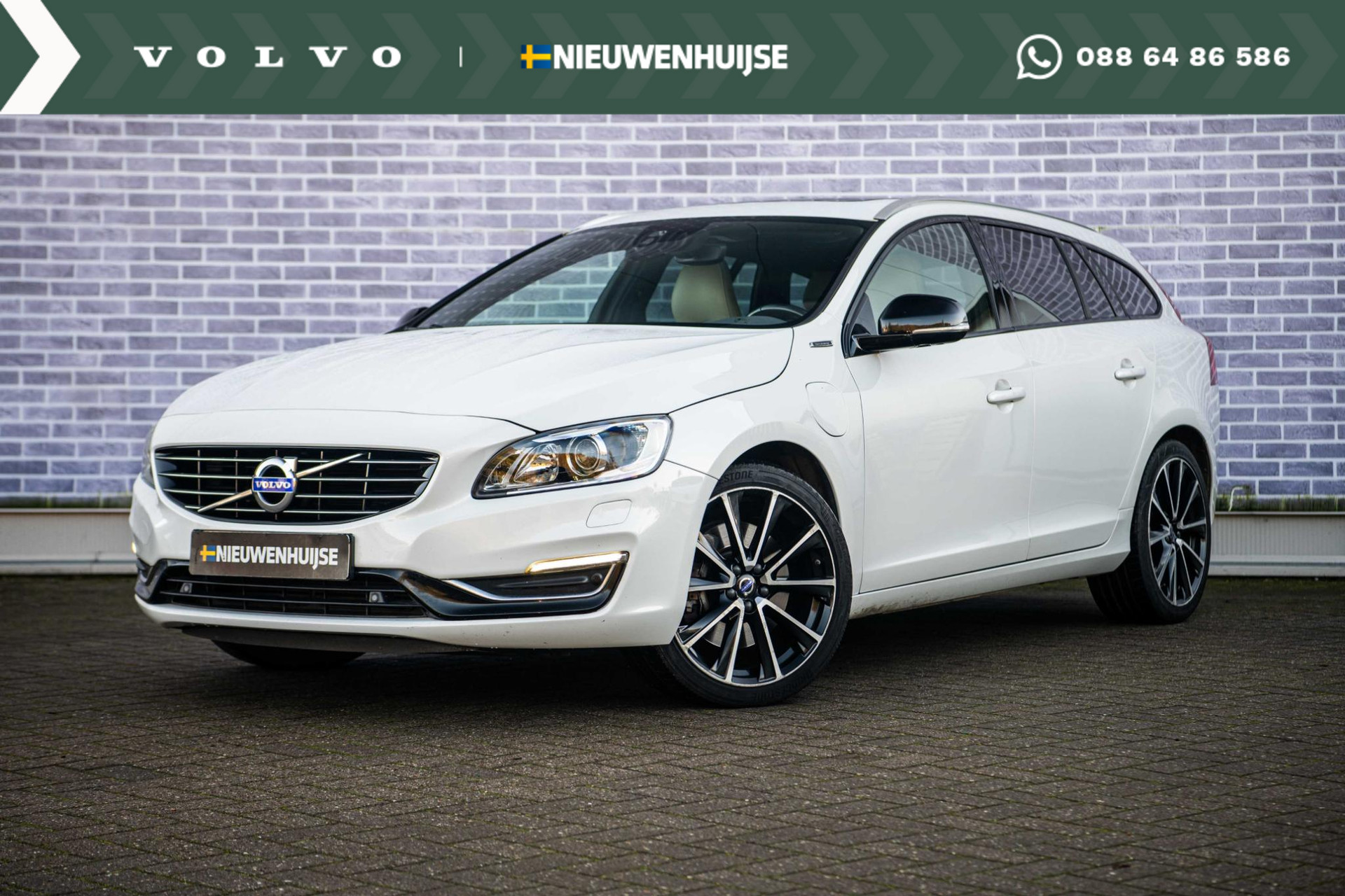 Volvo V60 2.4 D5 Twin Engine Special Edition | Schuif Kantel Dak | Parkeersensoren Voor en Achter | Parkeer Camera | Power Seats | Family Line |