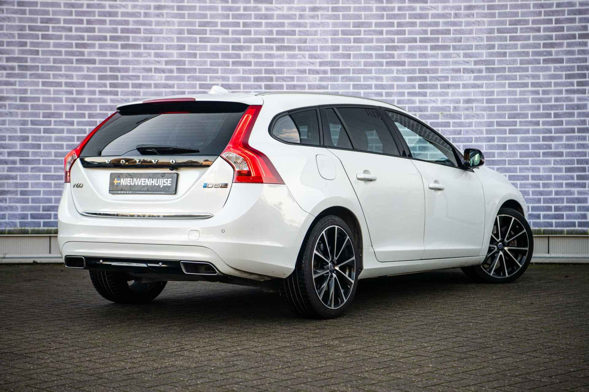 Volvo V60 2.4 D5 Twin Engine Special Edition | Schuif Kantel Dak | Parkeersensoren Voor en Achter | Parkeer Camera | Power Seats | Family Line | - 4/34