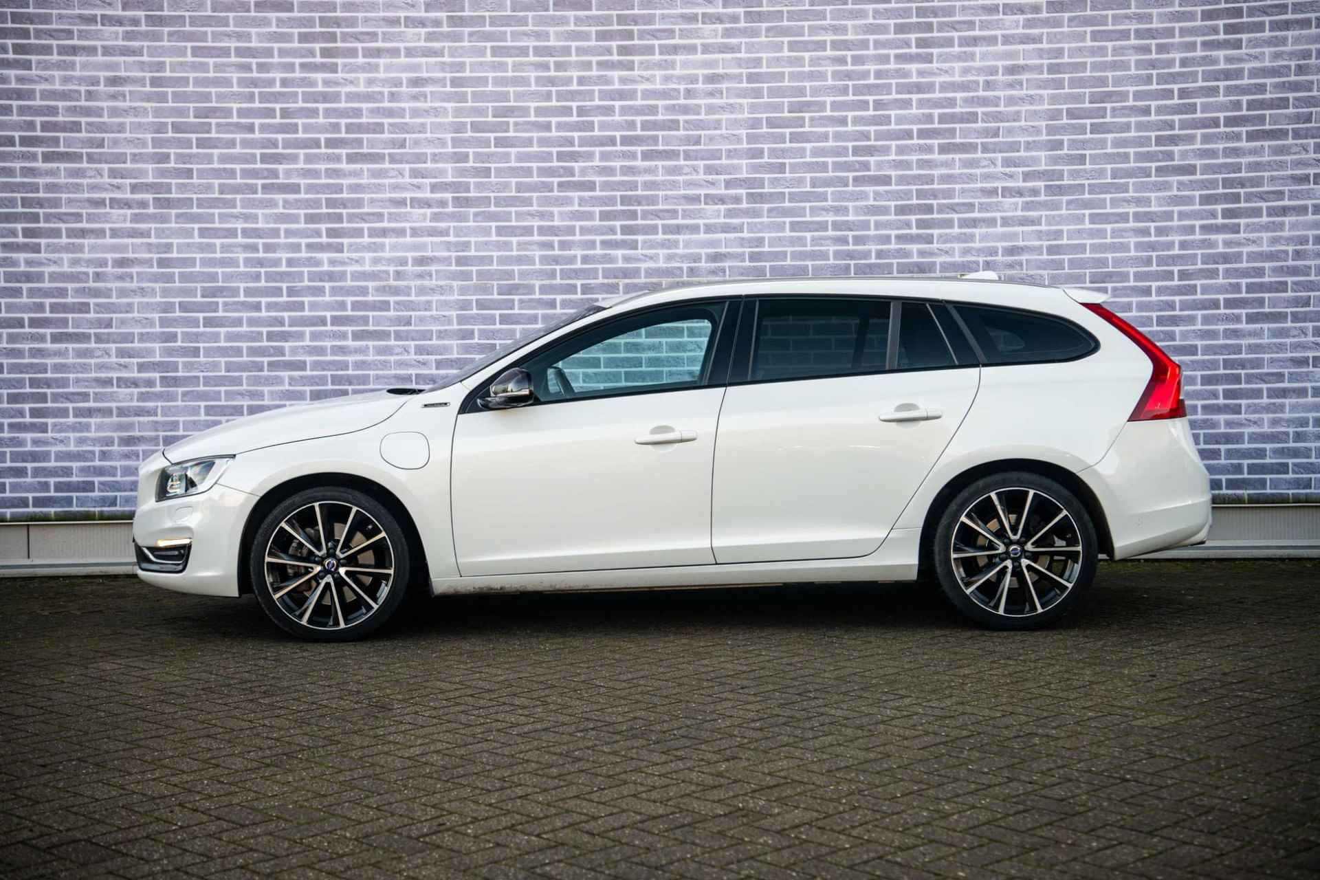 Volvo V60 2.4 D5 Twin Engine Special Edition | Schuif Kantel Dak | Parkeersensoren Voor en Achter | Parkeer Camera | Power Seats | Family Line | - 6/34