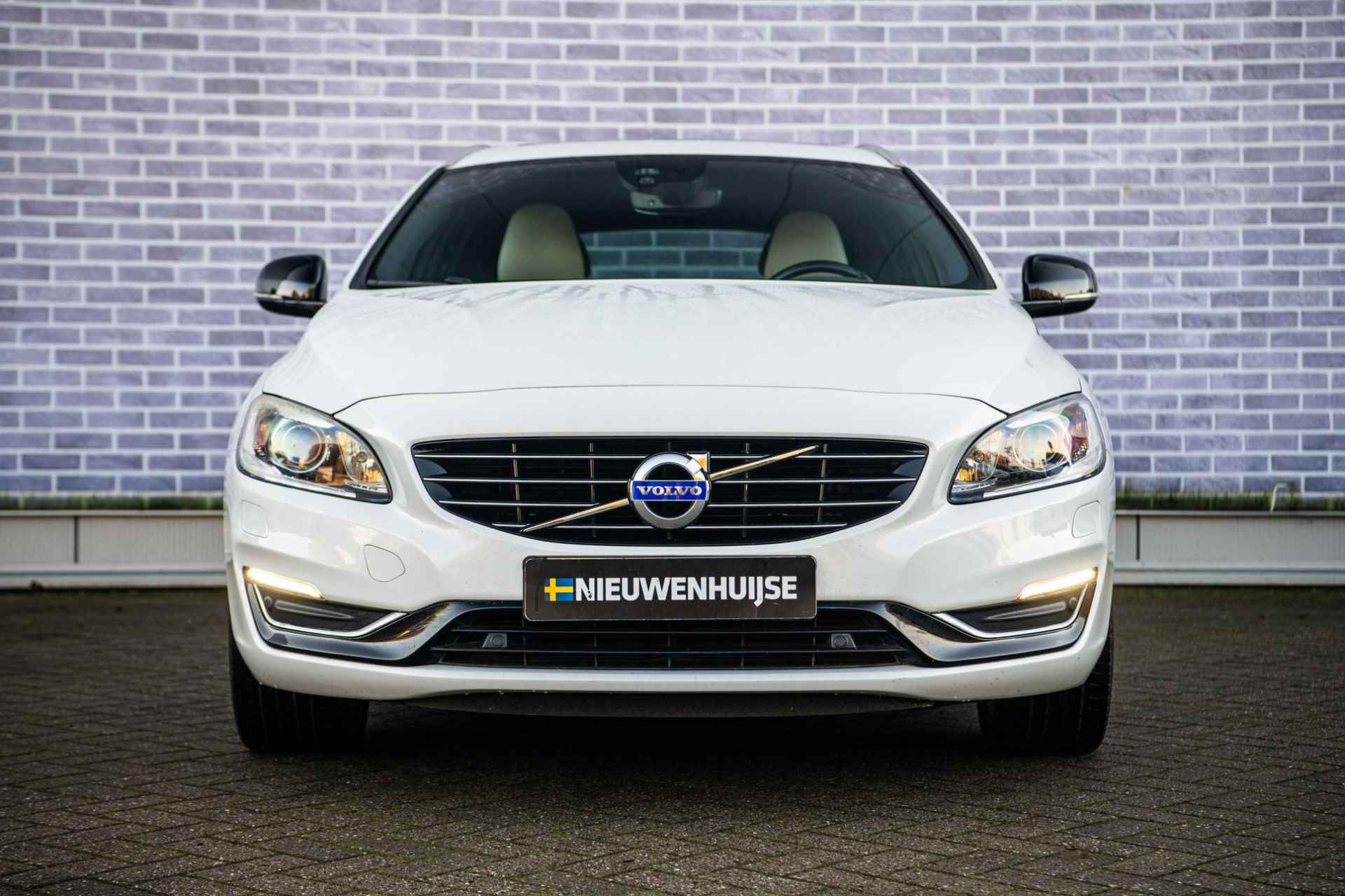 Volvo V60 2.4 D5 Twin Engine Special Edition | Schuif Kantel Dak | Parkeersensoren Voor en Achter | Parkeer Camera | Power Seats | Family Line | - 11/34