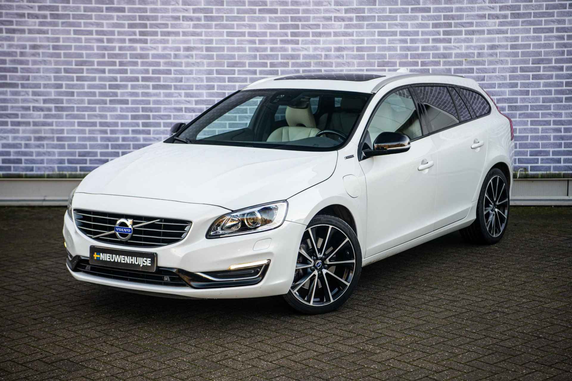 Volvo V60 2.4 D5 Twin Engine Special Edition | Schuif Kantel Dak | Parkeersensoren Voor en Achter | Parkeer Camera | Power Seats | Family Line | - 16/34