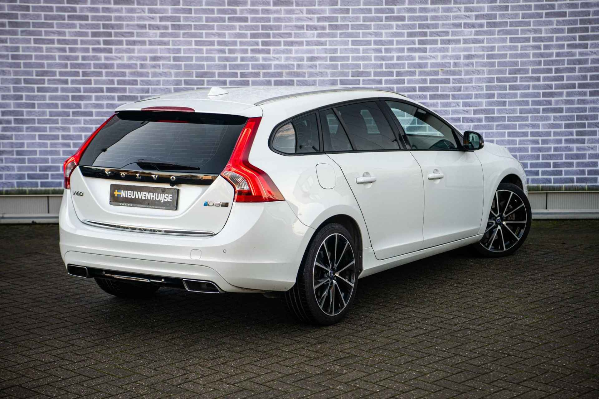 Volvo V60 2.4 D5 Twin Engine Special Edition | Schuif Kantel Dak | Parkeersensoren Voor en Achter | Parkeer Camera | Power Seats | Family Line | - 17/34