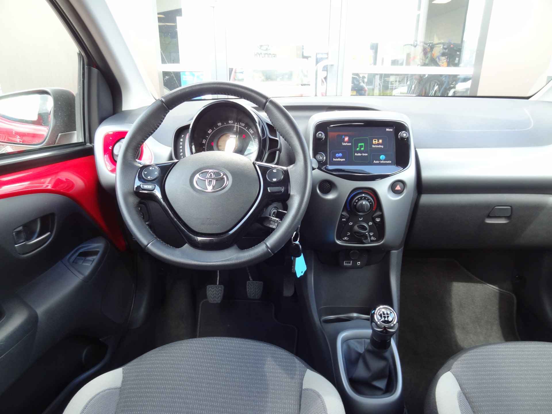Toyota Aygo 1.0 VVT-i x-play | ACHTERUITRIJCAMERA | AIRCO | ELEKTRISCHE RAMEN | WEINING KILOMETERS! - 11/28