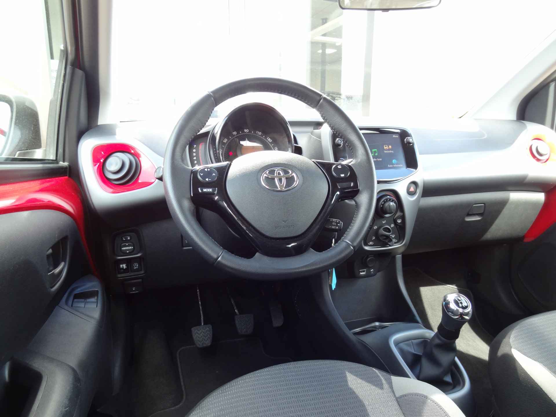 Toyota Aygo 1.0 VVT-i x-play | ACHTERUITRIJCAMERA | AIRCO | ELEKTRISCHE RAMEN | WEINING KILOMETERS! - 12/28
