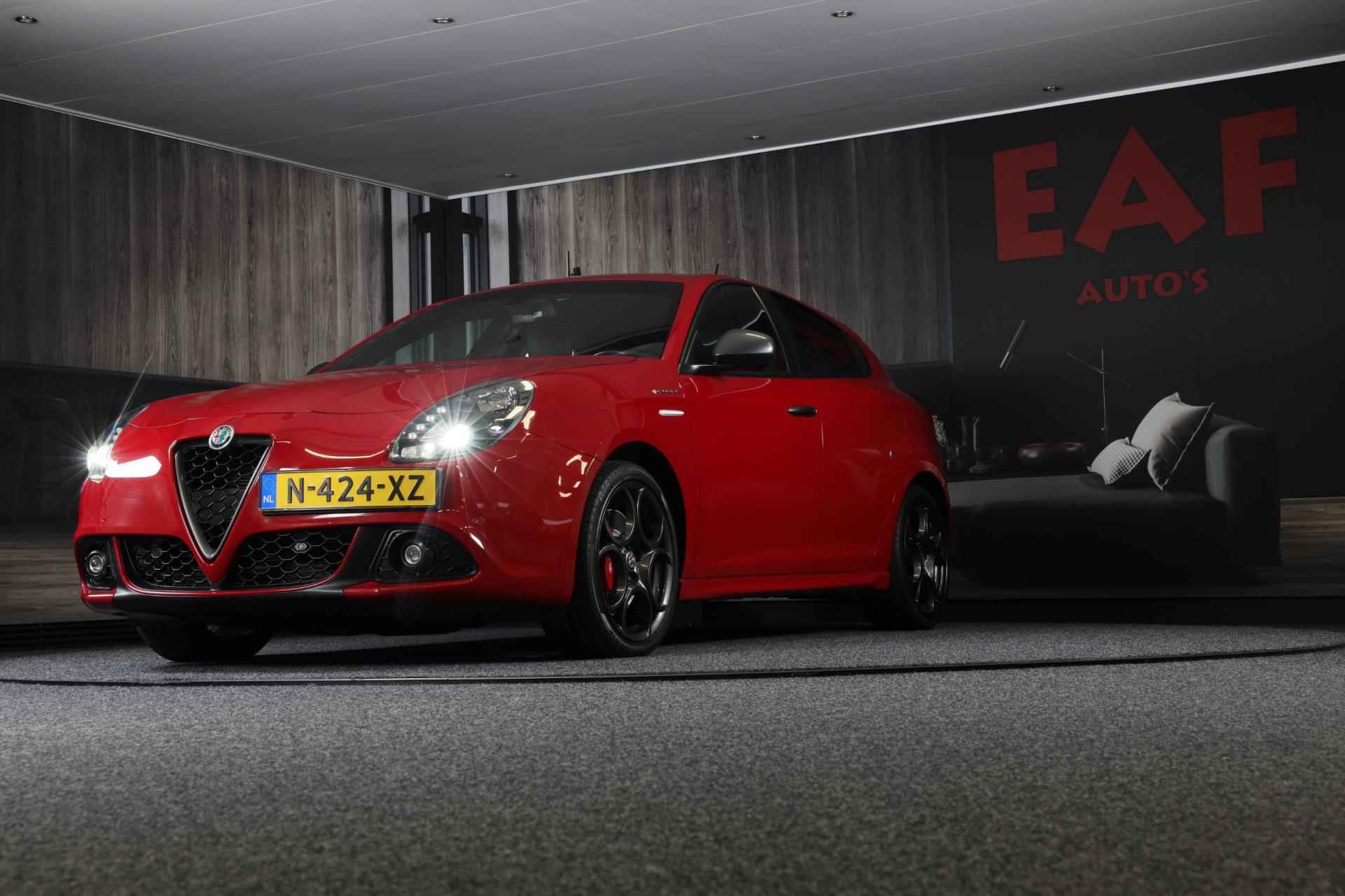 Alfa Romeo Giulietta 1.750 Turbo Veloce / 241 PK / AUT / Navi / Ecc / Cruise Control / BOSE / F1 / Schaalstoelen / Xenon / 18 Inch - 6/40