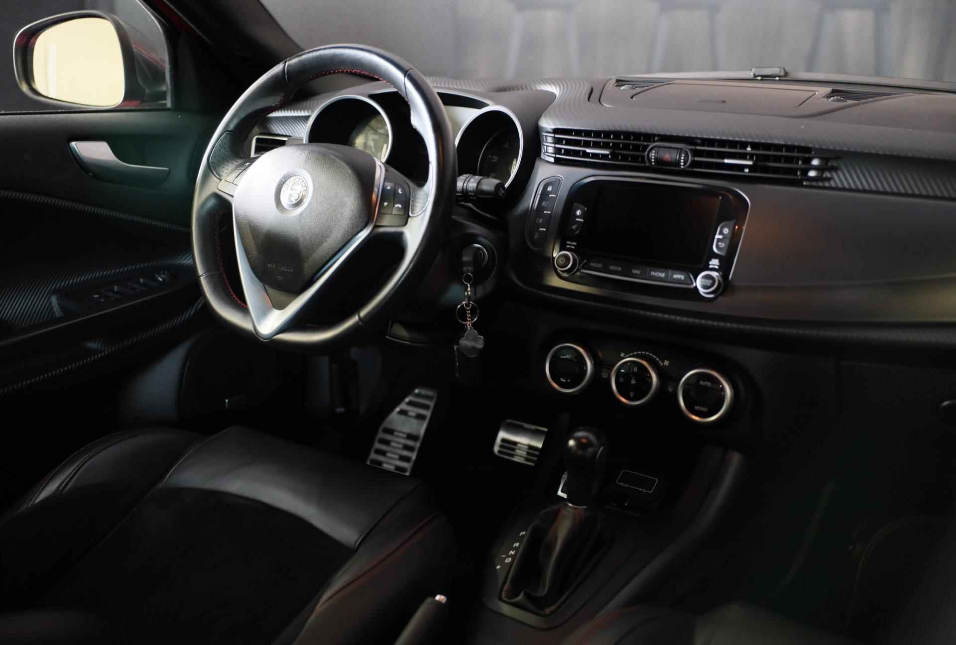 Alfa Romeo Giulietta 1.750 Turbo Veloce / 241 PK / AUT / Navi / Ecc / Cruise Control / BOSE / F1 / Schaalstoelen / Xenon / 18 Inch - 8/40